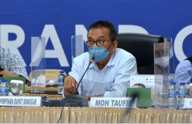 Dewan Perwakilan Rakyat Daerah (DPRD) bersama Pemerintah Provinsi (Pemprov) menyepakati rancangan Kebijakan Umum Perubahan Anggaran dan Plafon Prioritas Anggaran Sementara (KUPA-PPAS) APBD DKI 2021 sebesar Rp79,52 triliun. Besaran angka tersebut disepakati setelah KUPA-PPAS APBD DKI dibahas di tingkatan komisi-komisi bersama Satuan Kerja Perangkat Daerah (SKPD) mitra kerja, Badan Anggaran (Banggar) dan Tim Anggaran Pemerintah Daerah (TAPD), hingga penelitian akhir pimpinan dewan dalam Rapat Pimpinan Gabungan (Rapimgab). “Angkanya Rp79,52 triliun,” ujar Taufik di Bogor Jawa Barat, Sabtu (9/10). Taufik merinci bahwa besaran angka tersebut diproyeksikan kepada sejumlah postur yakni Pendapatan Asli Daerah (PAD) Rp44,81 triliun, Pendapatan transfer Rp16,87 triliun, dan Penyertaan Modal Daerah (PMD) lima BUMD sebesar Rp9,66 triliun. Sedangkan, untuk postur belanja daerah Rp69,62 triliun, Belanja operasi Rp34,69 triliun, dan Belanja Tidak Terduga (BTT) Rp2,51 triliun. “Untuk selanjutnya rancangan KUPA-PPAS APBD DKI 2021 ini akan segera ditetapkan melalui MoU dalam rapat paripurna pada Rabu 13 Oktober 2021,” ungkapnya. Di lokasi yang sama, Kepala Badan Pengelola Keuangan Daerah (BPKD) Provinsi DKI Jakarta Edi Sumantri memastikan akan segera berkoordinasi secara internal agar penyajian rancangan KUPA-PPAS APBD DKI 2021 terus disempurnakan. “Setelah ini SKPD akan melakukan perbaikan hasil putusan ini dan akan melakukan penyesuaian kode rekening atau komponen belanja atas berdasarkan putusan hari ini,” tandas Edi.