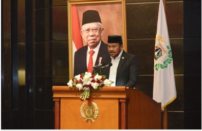 Sembilan fraksi di Dewan Perwakilan Rakyat Daerah (DPRD) Provinsi DKI Jakarta menyampaikan pandangannya atas rancangan peraturan daerah (Raperda) tentang Perubahan Anggaran Pendapatan dan Belanja Daerah (APBD) tahun 2021 dalam rapat paripurna, Selasa (19/10). Setelah melalui pembahasan Badan Anggaran DPRD bersama Tim Anggaran Pemerintah Daerah (TAPD) DKI Jakarta, Kebijakan Umum Perubahan Anggaran dan Plafon Prioritas Anggaran Sementara (KUPA-PPAS) sebagai landasan pembentukan Perda Perubahan APBD DKI tahun anggaran 2021 disepakati sebesar Rp79,52 triliun. Fraksi PDI Perjuangan dalam salah satu pandangannya mendorong Pemerintah Provinsi (Pemprov) menindaklanjuti 66 temuan Badan Pemeriksa Keuangan (BPK), meski sudah sebagian terselesaikan. “Kami hanya mendorong semangat tertib administrasi keuangan tetap dijalankan sehingga keuangan daerah dapat diselamatkan, supaya rasionalisasi belanja pegawai dipertimbangkan dan diharapkan opini wajar tanpa pengecualian, tetapi tanpa banyak temuan,” kata Panji Virgianto, Anggota Fraksi PDI Perjuangan DPRD DKI. Fraksi Partai Gerindra dalam salah satu pandangannya mendorong Pemprov DKI melakukan trobosan dalam pemulihan ekonomi Jakarta ditengah pandemi Covid-19. Salah satunya, dengan memberlakukan kembali program relaksasi pajak atau insentif fiskial untuk meringankan masyarakat. “Khususnya pada Pajak Kendaraan Bermotor (PKB), Bea Balik Nama Kendaraan Bermotor (BBN-KB) dan PBB-P2, serta perlunya dilakukan pemungutan pajak secara door to door mengingat masih tingginya piutang pajak sebagai realisasi dari tagihan pajak daerah,” sambung Syarifudin, Anggota Fraksi Partai Gerindra DPRD DKI. Selanjutnya, Fraksi PKS pada salah satu pandangannya meminta Pemprov DKI agar meningkatkan alokasi anggaran untuk PKK dan Posyandu, mengingat peran yang vital dalam membangun kesehatan mental dan pemulihan keluarga di lingkungan masyarakat pasca pandemi Covid-19. “Meredanya pandemi juga membuat kegiatan-kegiatan PKK posyandu Dasawisma dan Jumantik bisa digiatkan kembali sebagai bagian dari upaya pemulihan kondisi sosial ekonomi kesehatan masyarakat sehingga membutuhkan peningkatan anggaran,” ucap Karyatin Subiyantoro, Anggota Fraksi PKS DPRD DKI. Fraksi Partai Demokrat dalam salah satu pandangannya menginginkan pembangunan Fasilitas Pengolahan Sampah Antara (FPSA) Makro dan Mikro yang ditugaskan kepada BUMD. Sebab, ada tenggat waktu yang perlu diprioritaskan ditengah darurat sampah yang terjadi di Kota Jakarta. “Mengingat timbunan sampah di TPST Bantar Gebang sudah memasuki fase kritis yang dikhawatirkan menimbulkan dampak buruk berupa longsor jika tidak segera dicarikan solusinya,” ujar Wita Susilowaty, Bendahara Fraksi Partai Demokrat DPRD DKI. Kemudian, Fraksi PAN dalam salah satu pandangannya berharap Pemprov DKI memperhatikan pemulihan kesehatan masyarakat pasca pandemi Covid-19 meskipun target vaksinasi sudah tercapai. “Dengan terus mengoptimalkan pencegahan melalui 3T Testing Tracing Treatment serta melakukan tes Covid-19 secara masif untuk mengurangi penyebaran dan juga dapat melaksanakan penggratisan biaya PCR di tempat pelayanan masyarakat,” terang Riano P. Ahmad, Anggota Fraksi PAN DPRD DKI. Fraksi PSI dalam salah satu pandangannya meminta Pemprov DKI menambah anggaran biaya penebusan ijazah melalui Yayasan Beasiswa Jakarta. Meskipun penambahan sempat dilakukan Pemprov sebesar Rp1 miliar namun hanya tersalurkan untuk 370 siswa. “Padahal berdasarkan temuan PSI di lapangan ketika reses ataupun menerima aduan masih banyak anak-anak yang kesulitan untuk menebus ijazah mereka,” sambung William Aditya Sarana, Anggota Fraksi PSI DPRD DKI. Selanjutnya, fraksi Partai NasDem dalam salah satu pandangannya mendorong Pemprov DKI agar merealisasikan seluruh lokasi peningkatan kualitas permukiman dalam Peraturan Gubernur (Pergub) Nomor 90 Tahun 2018 tentang Peningkatan Kualitas Kemukiman Dalam Rangla Penataan Kawasan Permukiman Terpadu. “Hal ini dikarenakan masih banyaknya ditemukan beberapa daerah yang membutuhkan penataan pemukan secara terpadu. Terutama dalam aspek penataan fisik lingkungan yang masih kurang maksimal dan banyak yang tidak terealisasikan,” ucap Hariadi Anwar, Anggota Fraksi Partai NasDem DPRD DKI. Fraksi Partai Golkar dalam salah satu pandangannya mendorong Pemprov DKI memprioritaskan program anggaran fase perubahan APBD DKI 2021 fokus kepada penanganan banjir penanggulangan bencana ataupun program yang berorientasi kepada kesejahteraan rakyat. “Mengenai penanganan banjir kami berharap pembangunan sumur resapan pembangunan tanggul pengaman pantai penambahan pompa mobile dan normalisasi sungai menjadi prioritas,” tutur Judistira Hermawan, Sekretaris Fraksi Partai Golkar DPRD DKI. Fraksi PKB-PPP dalam salah satu pandangannya juga meminta agar Pemprov DKI segera mengatasi permasalahan banjir rob yang terjadi di pesesir utara Jakarta ataupun banjir lokal akibat tingginya curah hujan dan banjir sungai. “Masalah banjir rob di pesisir utara sampai sekarang masih terus terjadi, menunjukkan masalah banjir rob belum teratasi sebagaimana diharapkan,” pungkas Yusuf, Sekretaris Fraksi PKB-PPP DPRD DKI.