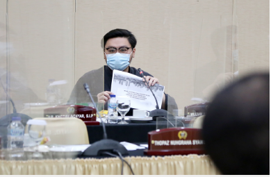 Komisi A DPRD DKI Jakarta mengingatkan agar seluruh jajaran Pemerintah Kota, Kabupaten hingga Lurah meningkatkan pelayanan terhadap warga. Anggota Komisi A DPRD DKI Jakarta William Aditya Sarana menyebut, pelayanan masih sangat dibutuhkan untuk mengantisipasi terjadinya lonjakan kasus aktif penularan Covid-19. Selain itu, pemulihan perekonomian warga pasca pandemi. Dengan demikian, tidak ada alasan bagi jajaran Walikota, Bupati, hingga Lurah untuk lemah penyerap APBD di penghujung tahun 2021. “Kita minta kekosongan jabatan yang terjadi tidak mengurangi pelayanan dari pemerintah khususnya di walikota kecamatan dan kelurahan. Padahal ditengah pandemi (Covid-19) seperti ini layanan masyarakat justru harus lebih ekstra daripada tahun-tahun sebelum ada pandemi,” kata William saat rapat kerja Komisi A di Bogor Jawa Barat, Rabu (21/10). Karena itu, William mengimbau seluruh Walikota dan Bupati berkoordinasi aktif dengan pelaksana tugas Camat hingga Lurah agar kegiatan-kegiatan fisik yang berhubungan kebutuhan layanan terus dilanjutkan di sisa dua bulan fase Perubahan APBD DKI 2021 sebagaimana mestinya. “Jadi memang harus ada pola komunikasi koordinatif dan baik antara walikota dengan sudin-sudin sampai di tingkat kelurahan hingga kecamatan,” ungkap William. Dalam rancangan Peraturan Daerah (Raperda) tentang Perubahan APBD Provinsi DKI Jakarta tahun anggaran 2021, seluruh mitra Pemkot dan Pemkab melaporkan penyesuaian anggaran setelah ditetapkan dalam nota kesepahaman (MoU) KUPA-PPAS APBD DKI 2021, antara lain Pemkot Jakarta Timur Rp1,261 menjadi Rp1,163 triliun untuk 65 kelurahan dan 10 kecamatan, Pemkot Jakarta Utara Rp777,73 miliar menjadi Rp707,40 miliar untuk 31 kelurahan dan enam kecamatan, Pemkot Jakarta Selatan Rp1,14 triliun menjadi Rp1,04 triliun untuk 65 kelurahan dan 10 kecamatan. Selanjutnya, Pemkot Jakarta Barat Rp975,81 miliar menjadi Rp922,24 miliar untuk 56 kelurahan dan delapan kecamatan, Pemkot Jakarta Pusat Rp734,71 miliar menjadi Rp683,87 miliar untuk 44 kelurahan dan delapan kecamatan, dan Kabupaten Administrasi Kepulauan Seribu Rp222,64 miliar menjadi Rp188,95 miliar untuk enam kelurahan dan dua kecamatan. Senada dengan William, Anggota Komisi A DPRD DKI Agustina Hermanto juga mendorong agar seluruh jajaran Pemkot dan Pemkab memperkuat koordinasi pelayanan hingga unit terkecil seperti Suku Dinas (Sudin). Sebab menurutnya, tidak sedikit masyarakat yang mengeluh kesulitan terhadap pekerjaan-pekerjaan fisik yang bersentuhan langsung dengan kepentingan warga, seperti pembangunan saluran air di Suku Dinas Sumber Daya Air (SDA) ataupun akses kebutuhan hunian rumah di Suku Dinas Perumahan Rakyat Kawasan Permukiman (PRKP). “Anggaran itu kan bukan anggaran walikota kecamatan kelurahan, jadi mohon koordinasinya lebih baik lagi kedepan, kalau ada aspirasi dari warga komandonya dari walikota,” terangnya. Dengan demikian, Komisi A juga berharap agar seluruh penyerapan anggaran yang berhubungan dengan optimalisasi layanan masyarakat dapat dilaksanakan dengan tepat dalam fase APBD Perubahan 2021. “Selain penyerapan maksimal, tidak ada SiLPA (Sisa Lebih Penghitungan Anggaran) yang terlalu besar,” ucap Agustina. Sementara itu Asisten Pemerintahan Setda Provinsi DKI Jakarta Sigit Widjatmoko memastikan seluruh jajaran Pemkot dan Pemkab akan memprioritaskan anggaran APBD Perubahan 2021 untuk layanan masyarakat. “Jadi kami pastikan seluruh kegiatan fisik yang berhubungan dengan masyarakat di masing-masing wilayah terus berjalan di sisa perubahan ini,” tandas Sigit.