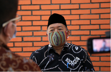 Dewan Perwakilan Rakyat Daerah (DPRD) Provinsi DKI Jakarta menargetkan penetapan Program Pembentukan Peraturan Daerah (Propemperda) tahun 2022 dapat disahkan 24 November mendatang. Berdasarkan hasil kesepakatan Badan Musyawarah (Bamus), pengesahan akan diawali dengan inventarisasi judul-judul usulan Propemperda dari komisi-komisi dan eksekutif mulai 21-22 Oktober, menerima usulan dan saran dari LSM akademisi dan organisasi lainnya dalam Rapat Dengar Pendapat Umum (RDPU) bersama eksekutif 25 Oktober. Selanjutnya, masukan dari RDPU nantinya juga akan ditindaklanjuti dalam Rapat Badan Pembentukan Peraturan Daerah (Bapemperda) bersama pimpinan komisi dan eksekutif 26 Oktober keesokan harinya. Kemudian, Bapemperda bersama eksekutif akan membahas usulan, mendengarkan penjelasan eksekutif, dan sekaligus menyusun daftar prioritas propemperda 2022 selama dua hari mulai 1-2 November, finalisasi propemperda 2022 bersama eksekutif 9 November, penyampaian laporan hasil pembahasan Bapemperda terhadap propemperda 2022 dalam Rapat Pimpinan Gabungan (Rapimgab) pimpinan dewan bersama fraksi-fraksi dan eksekutif 17 November. “24 November itu kita harapkan Bapemperda sudah kerja maksimal untuk menentukan jumlah prioritas perda atau raperda yang akan dibahas di 2022,” kata Abdurahman Suhaimi, Wakil Ketua Bamus DPRD DKI di Bogor Jawa Barat, Kamis (21/10). Dengan demikian, ia mendorong pembahasan judul-judul raperda atau perda yang akan masuk dalam Propemperda 2022 harus sesuai kebutuhan dalam rangka menjawab persoalan-persoalan yang berkembang di Kota Jakarta. “Dan untuk berapanya nanti ada di Bapemperda. Meskipun belum selesai, saya kira kalau itu urgent bisa dimasukan kembali,” tandas Suhaimi.