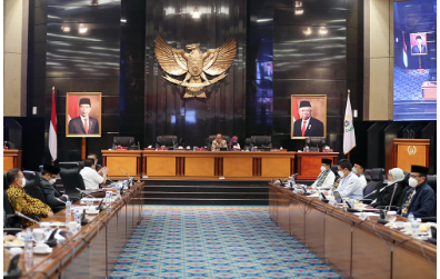 Lima Komisi di DPRD Provinsi DKI Jakarta telah menyampaikan catatan-catatan hasil pembahasan rancangan Peraturan Daerah (Raperda) tentang Perubahan APBD Provinsi DKI Jakarta tahun anggaran 2021 dalam rapat kerja Badan Anggaran (Banggar), Jumat (22/10). Catatan-catatan yang disampaikan komisi DPRD DKI diberikan setelah melalui pembahasan Komisi-komisi bersama SKPD mitra kerja, Badan Anggaran DPRD bersama Tim Anggaran Pemerintah Daerah (TAPD) DKI Jakarta hingga besaran Perubahan APBD DKI tahun 2021 disepakati sebesar Rp79,52 triliun. Komisi A dalam salah satu catatannya meminta agar aset berkepemilikan Pemerintah Provinsi (Pemprov) yang tidak dapat ditertibkan sebaiknya diberi tanda guna mempermudah proses penindakan di lapangan. “Kita tahu DKI Jakarta masih punya persoalan aset terutama masalah fasos fasum. Jadi sesegera mungkin prosesnya segera dipasang plang oleh Pemprov DKI Jakarta,” kata Mujiyono, Ketua Komisi A DPRD DKI. Komisi B dalam salah satu catatannya mendorong Pemprov DKI mengevaluasi perjanjian kontrak kerja dengan pihak ketiga sebelum adanya Surat Persediaan Dana (SPD). Kebijakan tersebut harus sesuai dengan Undang-Undang Nomor 16 Tahun 2018 tentang Pengadaan Barang dan Jasa Pemerintah. Dimana salah satunya, persoalan serupa terjadi dalam pagu anggaran Dinas Perhubungan (Dishub) saat pendalaman RAPBD Perubahan DKI 2021. “Tahapan ini sudah kita sepakati untuk dihapus,” ujar Abdul Aziz, Ketua Komisi B DPRD DKI. Komisi C dalam salah satu catatannya merekomendasikan Bapenda agar membangun sistem online guna mengoptimalkan pengawasan terhadap perolehan pendapatan daerah. Khususnya, realisasi yang berasal 13 jenis pajak secara akuntabel dan transparan. “Salah satunya adalah Pajak Kendaraan Bermotor yang dikelola SAMSAT DKI Jakarta,” sambung Rasyidi HY, Wakil Ketua Komisi C DPRD DKI. Komisi D dalam salah satu catatannya merekomendasikan agar Pemprov DKI mempercepat perencanaan program pengendalian banjir secara efektif dan efisien. “Baik untuk pengerukan di badan-badan air, konstruksi pengendali banjir dan saluran drainase yang berada di waduk situ embung atau danau,” ucap Nova Harivan Paloh, Wakil Ketua Komisi D DPRD DKI. Komisi E dalam salah satu catatannya merekomendasikan Pemprov DKI segera mengevaluasi program unggulan Kartu Jakarta Mahasiswa Unggul (KJMU). “Karena adanya sejumlah proses pendaftaran yang rumit untuk mengikuti program tersebut,” ungkap Anggara Wicitra Sastroamidjojo, Wakil Ketua Komisi E DPRD DKI. Setelah melakukan pendalaman dan penelitian akhir, DPRD bersama TAPD menyepakati besaran kenaikan pagu APBD Perubahan 2021 yang semula Rp79,52 triliun menjadi Rp79,89 triliun. Salah satunya, ada persetujuan penambahan Rp175 miliar untuk rencana pembukaan lahan Rumah Susun Sederhana Sewa (Rusunawa) di Jakarta Selatan berdasarkan masukan Komisi D bidang pembangunan dan lingkungan hidup saat Rapat Pimpinan Gabungan (Rapimgab) dan penelitian akhir bersama TAPD Provinsi DKI. “Karena rumah susun disana sifatnya mendesak untuk direalisasikan untuk belanja dan ada juga optimisme di pendapatan saat ppkm level 2 ini, maka kita tambahkan lagi dalam APBD Perubahan 2021 sehingga kembali naik dari Rp79,52 triliun menjadi Rp79,89 triliun,” ungkap Misan Samsuri, Wakil Ketua Banggar DPRD DKI. Sementara itu, Ketua TAPD Provinsi DKI Jakarta Marullah Matali mengaku bersyukur atas kesepakatan nilai-nilai yang tertuang dalam Raperda Perubahan APBD DKI 2021 akan segera ditetapkan pada Senin (25/10) pekan depan melalui rapat paripurna. “Alhamdulillah tadi sudah kita sepakati angka Rp79,89 triliun bersama DPRD. Yang sudah kita nantikan agar mempercepat seluruh kegiatan-kegiatan yang berjalan di fase perubahan ini,” ujarnya. Meski RAPBD Perubahan 2021 akan berbentuk Peraturan Kepala Daerah, lanjut Marullah, pihaknya akan terus berkoordinasi dengan Kementerian Dalam Negeri (Kemendagri) dalam harmonisasi RAPBD Perubahan DKI 2021 kedepan. “Kita akan terus upayakan agar semangat dalam Perubahan (APBD) 2021 tidak mengganggu rencana-rencana yang sudah disampaikan SKPD ataupun BUMD terhadap program-program mereka,” tandas Marullah.