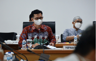 Badan Pembentukan Peraturan Daerah (Bapemperda) DPRD DKI Jakarta menyepakati perubahan status hukum Perusahaan Daerah Air Minum (PDAM) Jaya menjadi Perusahaan Umum Daerah (Perumda). Dengan status tersebut, PDAM Jaya layak mendapatkan penyesuaian modal dasar maksimal hingga Rp34,41 triliun. Wakil Ketua Bapemperda DPRD DKI Dedi Supriadi menjelaskan, kesepakatan itu diambil setelah pihaknya mendalami usulan perubahan Perda nomor 13 tahun 1992 tentang PDAM Jaya. Revisi dinilai perlu dilakukan guna mencakup layanan kebutuhan air bersih di seluruh Ibukota dan Kabupaten Kepuluan Seribu hingga pada tahun 2030. Penyesuaian juga perlu dilakukan mengingat adanya penambahan tugas PAM Jaya dalam rangka pengelolaan Sistem Penyediaan Air Minum (SPAM) sebesar Rp10 triliun. “Maka kita akhirnya draf yang akhirnya disiapkan di tahun 2018-2019 ini langsung kita ubah dari modal dasar dari rencana Rp23,5 triliun menjadi Rp34,41 triliun,” kata Dedi di Gedung DPRD DKI, Jumat (22/10). Dedi menerangkan, bahwa kesepakatan perubahan modal dasar PDAM PAM Jaya akan merevisi klausul dalam Bab VI Tentang Modal Dasar dan Modal Disetor dalam Raperda Perumda Air Minum Jaya. Dimana dalam pasal 7 ayat (1), termaktub “Modal dasar PAM JAYA ditetapkan sebesar Rp34.410.000.000,00 (tiga puluh empat triliun empat ratus sepuluh miliar rupiah).” Kemudian, dalam pasal 7 ayat (2) termaktub “Modal dasar sebagaimana dimaksud pada ayat (1) yang telah disetor per 31 Desember 2020 sebesar Rp1.351.133.601.104 (satu triliun tiga ratus lima puluh satu miliar seratus tiga puluh tiga juta enam ratus satu seratus empat rupiah)”. Merujuk dari 2 klausul pasal tersebut, Dedi berharap agar PDAM Jaya dapat mengoptimalkan layanan penyedia air bersih sesuai perencanaan yang telah disampaikan kepada Bapemperda. “Karena kebutuhan air bersih kita tinggi sehingga tanggung jawab pemerintah harus segera dilakukan,” ungkap Dedi. Sementara itu, Direktur Utama PDAM Jaya Priyatno Bambang Hernowo mengaku bersyukur atas persetujuan Bapemperda dalam penyesuaian modal dasar secara demokratis. “Ini membuktikan bahwa ada politik anggaran yang jelas dalam hal pemenuhan kebutuhan hak dasar, dalam hal ini layanan air minum perpipaan dan kami sangat mengapresiasi dan berterima kasih atas (persetujuan) ini,” ungkapnya. Dengan demikian, pihaknya akan terus berupaya serius dalam rangka mewujudkan kebutuhan layanan air bersih yang lebih baik kepada warga secara bertahap hingga 2030 mendatang. “Jadi kebutuhan bagi warga Jakarta untuk mendapatkan akses minum perpipaan itu menjadi prioritas kami saat ini,” tandas Bambang.