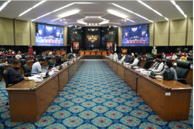 Dewan Perwakilan Rakyat Daerah (DPRD) Provinsi DKI Jakarta menggelar rapat Badan Anggaran (Banggar) bersama Tim Anggaran Pemerintah Daerah (TAPD), Jumat (22/10). Rapat digelar untuk meneliti sebagai tahapan akhir pembahasan dokumen rancangan peraturan daerah (Raperda) tentang Perubahan APBD DKI Jakarta tahun anggaran 2021. Pada kesempatan itu, masing-masing komisi menyampaikan catatannya sebagai bentuk evaluasi dan perbaikan pengelolaan anggaran yang dilakukan Satuan Kerja Perangkat Daerah (SKPD).