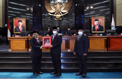 Dewan Perwakilan Rakyat Daerah (DPRD) Provinsi DKI Jakarta mengesahkan Rancangan Peraturan Daerah (Raperda) tentang Perubahan APBD Provinsi DKI Jakarta Tahun Anggaran 2021 menjadi Peraturan Daerah (Perda) dengan besaran Rp79,89 triliun. Pengesahan itu ditandai langsung persetujuan yang disampaikan seluruh anggota DPRD pada Rapat Paripurna penyampaian laporan Badan Anggaran (Banggar) terhadap Raperda tentang Perubahan APBD DKI Tahun Anggaran 2021. Wakil Ketua DPRD DKI Jakarta Abdurrahman Suhaimi berharap rekomendasi yang telah diberikan oleh masing-masing komisi bisa secepatnya ditindaklanjuti oleh pihak eksekutif. “Dengan telah disetujuinya rancangan Perda tentang Perubahan APBD 2021, maka akan kami serahkan kepada Gubernur untuk ditindaklanjuti sesuai dengan perundang-undangan yang berlaku,” ujarnya di gedung DPRD DKI Jakarta, Senin (25/10). Dalam kesempatan yang sama, Anggota Banggar DPRD DKI Jakarta Dimaz Raditya Soesatyo merinci sejumlah postur anggaran yang telah mengalami penyesuaian yang disusun berdasarkan Kebijakan Umum Anggaran dan Plafon Prioritas Anggaran Sementara (KUPA-PPAS) hasil pembahasan bersama Tim Anggaran Pemerintah Daerah (TAPD). Adapun kesepakatan postur Pendapatan Daerah sebesar Rp72,18 triliun menjadi Rp65,20 triliun dan postur Belanja Daerah sebesar Rp72,96 triliun menjadi Rp69,99 triliun dalam Perubahan APBD 2021. Sedangkan postur anggaran Pembiayaan Daerah yang direncanakan sebesar Rp12 triliun menjadi Rp14,68 triliun. Besaran tersebut diperoleh dari penyesuaian postur Sisa Lebih Penghitungan Anggaran (SiLPA) 2020 sebesar Rp5,16 triliun, dan Penerimaan Pinjaman Daerah Rp9,51 triliun. Terakhir, postur Pengeluaran Pembiayaan Daerah pada tahun 2021 direncanakan sebesar Rp11,22 triliun menjadi Rp9,89 triliun, serta Penyertaan Modal (Investasi) Pemerintahan Daerah sebesar Rp10,99 triliun menjadi Rp9,66 triliun dan pembayaran Pokok Utang sebesar Rp33,65 triliun tetap diangka yang sama. “Dengan demikian, kini Perubahan APBD Tahun Anggaran 2020 kini menjadi Rp79,89 triliun,” terang Dimaz Raditya Soesatyo. Sementara itu, Gubernur DKI Jakarta Anies Baswedan memberikan apresiasi kepada seluruh pimpinan dan anggota DPRD DKI atas kecermatan, ketelitian, dan kesungguhan dalam menelaah seluruh substansi mengenai Perubahan APBD Tahun Anggaran 2021. Pihaknya memastikan, seluruh mata anggaran yang termaktub dalam Perda Perubahan APBD 2021 akan dioptimalkan jajaran eksekutif berdasarkan saran, komentar dan rekomendasi yang disampaikan dalam proses pembahasan hingga persetujuan. “Semuanya akan menjadi catatan untuk ditindaklanjuti,” tandas Anies.
