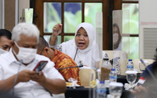 Dewan Perwakilan Rakyat Daerah (DPRD) Provinsi DKI Jakarta mendorong agar Badan Usaha Milik Daerah (BUMD) menghadirkan trobosan untuk terus mengepakan sayap bisnisnya. Bila perlu kedepannya perusahaan pelat merah di DKI tak selalu mengandalkan penyertaan modal daerah (PMD). Anggota Badan Anggaran (Banggar) DPRD DKI Jakarta Yusriah Dzinnun mengatakan, sejauh ini tidak sedikit BUMD yang selalu mengandalkan PMD dalam pengelolaan keuangannya. Karena itu sudah seharusnya BUMD DKI kreatif untuk dapat bertahan dalam persaingan bisnis. “Karena mereka selama ini hanya mengandalkan neraca keuangan lalu dapat uang ratusan milyar dari PMD ini. Kami minta tolong masing-masing BUMD sekarang harus mulai kreatif jangan selalu mengandalkan PMD setiap tahun, harusnya mencari jalan lain selain mendapatkan PMD,” kata Yusriah di Bogor Jawa Barat, Rabu (27/10). Dalam rancangan Kebijakan Umum Anggaran dan Plafon Prioritas Anggaran Sementara (KUA-PPAS) APBD DKI 2022, TAPD mengusulkan pemberian PMD tahun 2022 sebesar Rp4,15 triliun. Besaran angka tersebut diproyeksikan kepada empat BUMD yaitu PT. MRT Jakarta Rp3,17 triliun, PD Air Minum (PDAM) Jaya Rp372,57 miliar, PD PAL Jaya Rp350 miliar, dan Perumda Sarana Jaya Rp250 miliar. Senada, Anggota Banggar lainnya Iman Satria juga mengusulkan kepada masing-masing BUMD bisa mencari alternatif pencarian dana guna memperkuat neraca keuangan perusahaan seperti usulan pinjaman ke Bank DKI selaku Bank Pembangunan Daerah (BPD). “Saya kira ini juga bisa menjadi kesempatan yang baik dan bisa lebih mudah, kalau BUMD ini mepet terus mengajukan PMD rasanya sayang sekali. Khususnya kepada tiga perusahaan seperti PDAM Jaya PAL Jaya Sarana Jaya sepertinya bisa untuk melakukan pinjaman seperti itu,” ungkap Iman. Sementara itu, Pelaksana Tugas (Plt) Kepala Badan Pembina BUMD (BPBUMD) Provinsi DKI Jakarta Riyadi memastikan seluruh usulan alokasi PMD di Rancangan KUA-PPAS APBD 2022 oleh masing-masing BUMD guna memperkuat kebutuhan dan kompetensi sesuai tugas pokok fungsi. “Kami sudah lakukan itu sesuai prosedur dalam Permendagri 52 tahun 2012 dan usulan PMD ini sudah melewati kajian internal di perusahaan hingga BPBUMD,” terangnya. Sedangkan dalam pertimbangan pinjaman daerah oleh Bank DKI, lanjut Riyadi, pihaknya perlu berkoordinasi lantaran ada mekanisme khusus yang perlu dipenuhi sebuah perusahaan daerah. “Apalagi Bank DKI ini juga diawasi oleh OJK (Otoritas Jasa Keuangan). Jadi tidak serta merta juga mudah untuk melakukan sebuah pinjaman,” tandas Riyadi.
