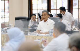 Badan Anggaran (Banggar) DPRD Provinsi DKI Jakarta kembali menggelar rapat kerja bersama Tim Anggaran Pemerintah Daerah (TAPD) di kawasan Bogor, Jawa Barat, Rabu (27/10). Rapat tersebut digelar untuk mengupas lagi kegiatan-kegiatan prioritas dalam dokumen Kebijakan Umum Anggaran dan Plafon Prioritas Anggaran Sementara (KUA-PPAS) APBD tahun anggaran 2022. Pada kesempatan itu, Banggar mendorong agar Badan Usaha Milik Daerah (BUMD) menggenjot lagi kreatifitas kinerja agar tidak melulu mengandalkan penyertaan modal daerah (PMD) untuk menjalankan roda bisnisnya.