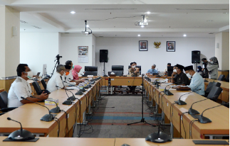 Badan Pembentukan Peraturan Daerah (Bapemperda) DPRD Provinsi DKI Jakarta kembali menggelar rapat kerja untuk mematangkan program pembentukan peraturan daerah (Propemperda) tahun 2022, Jumat (29/10). Kali ini, Bapemperda sengaja menggandeng fraksi-fraksi di DPRD DKI Jakarta untuk mengharmonisasi sejumlah usulan rancangan peraturan daerah (Raperda) yang hendak dibahas di tahun depan. Lima dari sembilan komisi mengikuti rapat tersebut dan menyampaikan sejumlah pendapat sebagai masukan bagi Bapemperda.