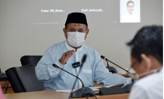 Badan Pembentukan Peraturan Darah (Bapemperda) DPRD Provinsi DKI Jakarta terus menggodok program pembentukan peraturan daerah (Propemperda) tahun 2022. Kali ini, Bapemperda melibatkan sejumlah fraksi di DPRD untuk mengharmonisasi sejumlah usulan. Setidaknya lima fraksi mengutarakan pendapatnya mengenai Propemperda tahun 2022. Masing-masing fraksi PKS, Demokrat, PSI, PAN, dan NasDem. Dalam pendapatnya, fraksi PKS mengusulkan agar Propemperda 2022 dapat memprioritaskan pembahsan pada Raperda yang berdampak langsung pada kesehatan masyarakat. Seperti Raperda Kawasan Tanpa Rokok (KTR). “Kami dari Fraksi PKS akan mendukung Perda-Perda yang berpihak kepada masyarakat termasuk dalam kesehatan,” kata Achmad Yani, Ketua Fraksi PKS di gedung DPRD DKI Jakarta, Jumat (29/10). Sedangkan, Fraksi Demokrat DPRD DKI mengusulkan agar Raperda tentang Sistem Kesehatan Daerah (Revisi Perda Nomor 4 Tahun 2009) juga diprioritaskan dalam Propemperda 2022 secara tertulis. Fraksi PSI DPRD DKI mengusulkan adanya Raperda untuk Dana Abadi dalam Propemperda 2022. Pasalnya, dana abadi bisa diberikan sebagai alternatif untuk mengakomodir kebutuhan masyarakat seperti dalam urusan pangan daerah. “Fraksi PSI melihat ini juga sejalan dengan misi Gubernur dalam menyediakan pangan gratis untuk masyarakat,” ucap Anthony Winza Prabowo, Sekretaris Fraksi PSI DPRD DKI via percakapan virtual. Fraksi PAN DPRD DKI juga mengusulkan agar Propemperda 2022 memprioritaskan pembahasan perda untuk menjamin ketersediaan lapangan kerja di Jakarta. Khususnya kepada siswa SMA hingga SMK sesuai sengan kompetensi bidang perusahaan. “Ini harus kita pikirkan bersama, jumlah angka pengangguran di Jakarta mencapai 500 ribu. Harus ada aturan yang mengikat agar lulusan SMA dan SMK ini berkesempatan untuk beradaptasi dengan lingkungan kerja di perusahaan-perusahaan,” sambung Lukmanul Hakim, Anggota Fraksi PAN DPRD DKI. Terakhir, Fraksi NasDem DPRD DKI meminta agar Bapemperda bersama Biro Hukum memprioritaskan Perda untuk bantuan hukum masyarakat. “Persoalan ini juga harus kita prioritaskan dalam Propemperda 2022,” tutur Hasan Basri Umar, Anggota Fraksi NasDem DPRD DKI melalui percakapan virtual. Sementara itu, Kepala Biro Hukum Setda Provinsi DKI Jakarta Yayan Yuhanah mengaku menghargai seluruh pendapat yang telah diutarakan lima fraksi di DPRD DKI Jakarta. Ia menyatakan akan menindaklanjuti usulan-usulan tersebut. “Kami akan tindaklanjuti masukan-masukan hari ini, dan akan kami kompilasi,” tandas Yayan.