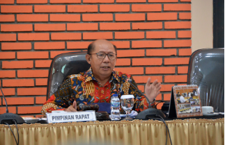 Badan Pembentukan Peraturan Daerah (Bapemperda) DPRD Provinsi DKI Jakarta bersama Biro Hukum telah menyepakati 25 usulan judul Rancangan Peraturan Daerah (Raperda) yang akan diprioritaskan kedalam Program Pembentukan Peraturan Daerah (Propemperda) tahun 2022. Ketua Bapemperda DPRD DKI Pantas Nainggolan mengatakan, kesepakatan diberikan setelah mempertimbangkan sejumlah usulan dari eksekutif, Rapat Dengar Pendapat Umum (RDPU) hingga pandangan fraksi-fraksi partai politik. “Jadi 25 itu mengakomodir Raperda yang belum selesai di tahun 2021, mengakomodir penyesuaian-penyesuaian Undang-Undang Cipta Kerja dan mengakomodir inisiatif dari DPRD,” katanya di Bogor Jawa Barat, Kamis (4/11). Raperda-Raperda yang dimaksud antara lain bersifat wajib seperti Perubahan APBD tahun anggaran 2022, Pertanggungjawaban Pelaksanaan APBD tahun anggaran 2021, dan APBD tahun anggaran 2023. Kemudian sejumlah Raperda yang belum terbahas di 2021, antara lain Raperda Pengelolaan Air Limbah Domestik, Rencana Pembangunan Industri Provinsi DKI Jakarta 2021-2041, dan Perubahan atas Peraturan Daerah Nomor 1 Tahun 2018 tentang Rencana Pembangunan Jangka Menengah Daerah (RPJMD) Provinsi DKI Tahun 2017-2022, Lalu, Raperda Jalan Berbayar Elektronik, Pelaksanaan Penghormatan, Perlindungan dan Pemenuhan Hak Penyandang Disabilitas, Rumah Susun Milik, Kawasan Tanpa Rokok, Tanggung Jawab Sosial dan Lingkungan Perusahaan (Corporate Social Responsibility/CSR), Penyelenggaraan dan Pengelolaan Pendidikan, dan Jaringan Utilitas. Selain itu, hadir sejumlah judul rancangan perda baru dalam Propemperda 2022, antara lain Raperda Rencana Tata Ruang Wilayah Provinsi DKI Jakarta menyesuaikan Amanat Undang Undang Cipta Kerja (UUCK), Rencana Umum Energi Daerah, Kemudahan Berusaha, Perubahan atas BPHTB, Rencana Induk Transportasi Jakarta dan juga tiga raperda usulan BUMD antara lain Jamkrida, Food Station Tjipinang Jaya dan Transjakarta. Agar target pembahasan Propemperda 2022 terpenuhi, lanjut Pantas, Bapemperda mendorong Biro Hukum sebagai leading sektor agar segera menginventarisasi target pembahasan secara konsisten dalam Propemperda 2022 kedepan. “Inisiatif sepenuhnya ada di eksekutif, Bapemperda lebih kepada menunggu. Sebab kalau melihat angka 25 ini kalau mau diterjemahkan dalam bentuk minggu, dalam dua minggu kita harus produksi satu perda untuk menyelesaikan ini semua,” ungkap Pantas. Sementara itu, Kepala Biro Hukum Setda Provinsi DKI Jakarta Yayan Yuhanah mengatakan pihaknya akan terus mengharmonisasi kajian dalam setiap judul rancangan perda yang telah disepakati dalam Propemperda 2022 bersama Bapemperda. Salah satunya seperti usulan kajian Transfer of Knowledge kedalam rancangan perda kemudahan berusaha. “Jadi usulan itu akan kita harmonisasi terlebih dahulu dari perubahan perda tenaga kerja. Kalau nanti ada materi-materi yang sifatnya teknis kita akan koordinasi kembali,” tandas Yayan.