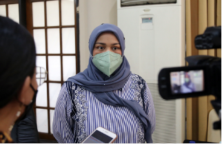 Komisi E DPRD Provinsi DKI Jakarta bersama Dinas Pendidikan (Disdik) sepakat untuk menambah dana hibah untuk tenaga pengajar honorer sebesar 10% atau Rp48,9 miliar dalam Kebijakan Umum Anggaran dan Plafon Prioritas Anggaran Sementara (KUA-PPAS) APBD tahun anggaran 2022. Koordinator Komisi E DPRD DKI Jakarta Zita Anjani mengatakan, penambahan tersebut diusulkan demi meningkatkan kesejahteraan tenaga pengajar honorer di sekolah swasta dan di sekolah Pendidikan Anak Usia Dini (PAUD). “Kita naikan 10%, ini adalah bentuk rasa sayang dan kepedulian kami kepada guru, khususnya guru Paud dan honorer di sekolah swasta,” ujarnya di Bogor Jawa Barat, Kamis (5/11). Zita menjelaskan, bahwa Komisi E juga menyetujui pemberian dana operasional sebesar Rp77 juta agar tenaga pengajar dapat menikmati dana hibah tanpa ada potongan lagi. “Mereka ada sistem keanggotaan, wajib membayarkan iuran, disitulah peran kami agar kedepannya penerima hibah bisa mendapatkan 100% tanpa adanya potongan, sehingga bisa full dinikmati oleh pendidik penerima hibah,” ungkapnya. Hal senada juga diungkapkan oleh anggota Komisi E DPRD DKI Jakarta Oman Rohman Rakinda yang berharap dengan disetujuinya dana operasional, maka tenaga pengajar tidak lagi terbebani oleh biaya lain-lain dalam organisasinya. “Kami di Komisi E mengusulkan agar guru-guru swasta kita yang ada di PGRI, Paud dan Madrasah dinaikan hibahnya 10% serta mendapat biaya operasional. Dengan begitu, kita harapkan jangan ada pungutan kepada guru itu lagi,” ucapnya. Dilokasi yang sama, Kepala Dinas Pendidikan (Disdik) DKI Jakarta Nahdiana menerangkan jika dana hibah dinaikan 10%, maka tenaga pengajar akan mendapat kenaikan Rp50 ribu atau sebesar Rp550 ribu setiap bulannya. “Jadi awalnya anggaran dana hibah Rp489,9 miliar, dinaikan 10% yaitu Rp48,9 miliar, sehingga anggarannya menjadi Rp538,9 miliar untuk 81.658 guru,” tandasnya.