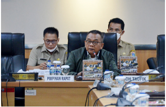 Badan Anggaran (Banggar) DPRD dan Tim Anggaran Pemerintah Daerah (TAPD) Pemprov DKI Jakarta akan segera melakukan penandatanganan nota kesepahaman mengenai Kebijakan Umum Anggaran dan Plafon Prioritas Anggaran Sementara (KUA-PPAS) APBD tahun anggaran 2022. Berdasarkan hasil rapat Badan Musyawarah (Bamus) DPRD DKI Jakarta, paripurna penandatanganan MoU KUA-PPAS APBD tahun anggaran 2022 dilaksanakan pada Kamis, 11 November 2021 mendatang, pukul 17.00 WIB. “Sebelumnya Paripurna dijadwalkan jam 11 siang, tapi lewat Bamus ini kami sepakat MoU digelar jam lima sore, karena SKPD meminta perpanjangan waktu,” ujar Mohamad Taufik, Wakil Ketua Bamus DPRD DKI Jakarta, Senin (8/11). Ia mengimbau agar TAPD DKI Jakarta menambahkan personil untuk melakukan penginputan kode rekening kegiatan hasil pembahasan yang telah diberikan waktu selama dua hari yakni pada 9 sampai 10 November 2021. “Saat penginputan kalau perlu tenaganya ditambah, supaya semua bisa berjalan tepat waktu,” ungkapnya. Dilokasi yang sama, Kepala Badan Pengelola Keuangan Daerah (BPKD) DKI Jakarta Edi Sumantri menjelaskan permintaan diundurnya waktu rapat Paripurna MoU karena sangat banyak sub kegiatan yang ditambah ataupun dikurangkan. “Kita ada 740 SKPD yang melakukan penginputan dengan posisi penjabaran aktivitas sub kegiatan yang baru sebanyak 1.458, terus penebalan sebanyak 1.587 dan pengurangan sebanyak 1.165. Jadi waktu ini sangat sempit, kita perlu waktu tambah jangan jam 11 siang,” pintanya. Adapun alur kegiatan sebelum digelarnya Rapat Paripurna Penandatanganan MoU, DPRD bersama TAPD akan melaksanakan Rapat Badan Anggaran (Banggar) terlebih dahulu untuk menyampaikan hasil pembahasan yang sudah dilakukan Komisi selama sepekan lalu. Rapat Banggar akan dilaksanakan hari ini pada pukul 10.00 WIB di ruang Paripurna DPRD DKI Jakarta setelah Rapat Bamus selesai, dilanjut Rapat Pimpinan Gabungan untuk melakukan penelitian akhir dan persetujuan terhadap rancangan KUA-PPAS tahun 2022 pada pukul 17.00 WIB.
