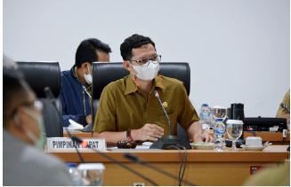 Perubahan status hukum Perusahaan Daerah Air Minum (PDAM) Jaya menjadi Perusahaan Umum Daerah (Perumda) tinggal selangkah lagi. Hari ini Badan Pembentukan Peraturan Daerah (Bapemperda) DPRD DKI Jakarta menuntaskan pembahasan sejumlah perubahan pasal yang ada dalam Perda Nomor 13 Tahun 1992 tentang PDAM Jaya. Wakil Ketua Bapemperda DPRD DKI Jakarta Dedi Supriadi menjelaskan, saat ini Perda tersebut terdiri dari 17 BAB dan 42 Pasal. Selanjutnya draft Raperda perubahan tentang PDAM Jaya akan dibahas dalam rapat pimpinan gabungan (Rapimgab) untuk disetujui dan dikonsultasikan ke Kementerian Dalam Negeri. “Dengan diketuknya pasal terakhir, maka seluruh pembahasan pasal-pasal ini telah selesai. Kita serahkan ke Rapimgab dan konsultasi dengan Kemendagri agar Raperda ini bisa segera kita sahkan di tahun ini,” ujarnya di gedung DPRD DKI Jakarta, Selasa (9/11). Dilokasi yang sama, anggota Bapemperda DPRD DKI Jakarta Mohamad Taufik mengaku akan berupaya agar revisi Perda ini bisa selesai sebelum penetapan APBD tahun anggaran 2022. Pasalnya apabila perubahan status tersebut telah disahkan, maka PAM Jaya bisa mendapatkan penyesuaian modal dasar maksimal hingga Rp34,41 triliun dari sebelumnya hanya Rp23,5 triliun. “Perda ini harus segera selesai. Kalau enggak, tidak bisa ditambah modal dasarnya karena duitnya sudah habis dan akhirnya nunggu tahun depannya lagi (tahun 2023),” ucapnya. Hal senada juga diungkapkan Kepala Bagian Protokol dan Perundang-undangan Nur Fajar, selaku perwakilan Biro Hukum DKI Jakarta. Ia berharap Raperda perubahan status hukum PAM Jaya bisa secepatnya rampung, sehingga penambahan modal dasar dapat langsung dipergunakan tahun depan untuk memberikan kebutuhan air bersih yang lebih baik bagi warga Jakarta. “Saya berharap dengan itu, air kami bisa sampai ke masyarakat seluruh DKI,” tandasnya.