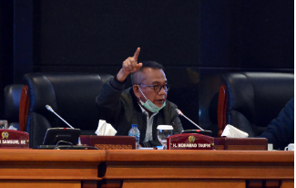 Sejumlah usulan pemberian hibah dalam Kebijakan Umum Anggaran dan Plafon Prioritas Anggaran Sementara (KUA-PPAS) APBD tahun anggaran 2022 menjadi sorotan dalam rapat Badan Angaran (Banggar) DPRD DKI Jakarta. Wakil Ketua Banggar DPRD DKI Jakarta Mohamad Taufik mengatakan, Tim Anggaran Pemerintah Daerah (TAPD) perlu membuat ketentuan baku agar pemberian hibah dari APBD DKI Jakarta diberikan sesuai ketentuan. “Misalnya gini waktu mengajukan itu ada kriteria dasar kapan diajukan, kan ada waktunya kalau hibah itu tidak boleh melebihi waktu yang ditetapkan. Jadi dalam mengusulkan hibah itu harus ada aturan yang jelas, dan administrasi harus benar,” katanya di Gedung DPRD DKI, Selasa (9/11). Setidaknya Banggar menyoroti sejumlah pagu anggaran yang berada di SKPD mitra kerja dengan lembaga pemeritahan lainnya seperti TNI-Polri. Salah satunya, di dalam anggaran pemberian hibah untuk pengembangan Lapkespra Suharyanto TNI AU senilai Rp13 miliar yang melekat kepada Dinas Cipta Karya Tata Ruang dan Pertanahan (CKTRP). Banggar meminta TAPD agar setiap usulan anggaran hibah yang diperuntukan kepada lembaga disertai dengan surat pengajuan usulan secara tertib administrasi. “Untuk instansi-instansi vertikal kita meminta bahwa angkatan darat misalnya harus KSAD, kalau angkatan udara ya KSAU itu yang kita prioritaskan,” ungkap Taufik. Sementara itu, Ketua TAPD Provinsi DKI Jakarta Marullah Matali memastikan bahwa setiap judul mata anggaran satuan tiga yang diusulkan sebagai dana hibah melalui SKPD secara vertikal telah sesuai dengan aturan yang berlaku. Seperti, pembahasan asisten di SKPD-SKPD terkait dana hibah dalam bentuk barang seperti halnya pembangunan gedung-gedung pemerintahan. “Jadi untuk usulan kita sudah punya tim di lingkup masing-masing asisten punya domain di SKPD nya, dan saya pastikan hibah asisten kita ini semuanya sudah ada SKPD yang membahas kegiatan-kegiatan (dana hibah) yang akan dilaksanakan,” tandas Marullah.