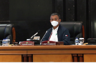 Badan Anggaran (Banggar) DPRD bersama Tim Anggaran Pemerintah Daerah (TAPD) Pemprov DKI Jakarta menyepakati Kebijakan Umum Anggaran dan Plafon Prioritas Anggaran Sementara (KUA-PPAS) APBD DKI 2022 sebesar Rp84,88 triliun. Ketua Badan Anggaran (Banggar) DPRD DKI Jakarta Prasetio Edi Marsudi mengatakan, angka tersebut merupakan hasil pembahasan yang telah dilaksanakan mulai di tingkat Komisi, Banggar, dan pendalaman dalam rapat pimpinan gabungan (Rapimgab). “Maka dapat disepakati rancangan kebijakan umum anggaran dan rancangan plafon prioritas anggaran sementara sebesar Rp84,88 triliun untuk dapat disetujui,” katanya di Gedung DPRD DKI Jakarta, Selasa (9/11) malam. Setelah melalui pembahasan panjang, Pras sapaan karibnya memastikan KUA-PPAS APBD tahun anggaran 2022 akan memasuki tahapan penadatangan kesepahaman (MoU) antara DPRD dan Pemprov DKI. “Kita akan bamus lagi untuk perubahan jadwalnya besok (Rabu), karena eksekutif meminta waktu perpanjangan dua hari untuk input hasil kesepakatan malam ini,” ungkap Pras. Di lokasi yang sama, Kepala Badan Pengelola Keuangan Daerah (BPKD) Provinsi DKI Jakarta Edi Sumantri mengaku pihaknya bersyukur atas penetapan rancangan KUA-PPAS APBD DKI 2022 dapat disetujui jajaran pimpinan dan anggota Banggar DPRD DKI. Karena itu, pihaknya akan segera berkoordinasi secara internal untuk penyempurnaan hingga penyajian rancangan KUA-PPAS APBD DKI 2022 sebelum disepakati secara resmi dalam rapat paripurna MoU. “Jadi penginputan dan penyesuaian kode rekening akan kita maksimalkan sebelum paripurna (MoU) KUA-PPAS 2022 dilakukan,” tandas Edi.