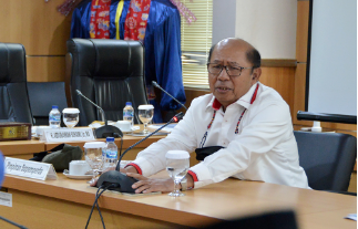 Dua Rancangan Peraturan Daerah (Raperda), masing-masing perubahan status Perusahaan Umum Daerah Air Limbah (PAL) Jaya menjadi Perumda dan Perseroan Terbatas Jakarta Tourisindo menjadi Perseroda ditargekan mampu dituntaskan hingga akhir tahun 2021. Ketua Badan Pembentukan Peraturan Daerah (Bapemperda) DPRD Provinsi DKI Jakarta Pantas Nainggolan menjelaskan, alasan dikebutnya dua Raperda ini karena Program Peraturan Daerah (Propemperda) tahun 2022 telah ditetapkan. “Mudah-mudahan dua Raperda ini bisa diparipurnakan pada tahun ini juga, karena kalau sampai melampaui tahun ini berarti harus masuk di program tahun depan, dan kita bahas lagi. Sedangkan penetapan sudah selesai,” ujarnya dalam Rapat Pimpinan Gabungan di gedung DPRD DKI Jakarta, Rabu (10/11). Pantas berharap setelah disahkan menjadi payung hukum, PAL Jaya dapat meningkatkan pelayanan dan pengelolaan air limbah lebih baik lagi, juga dapat berkontribusi terhadap pendapatan asli daerah (PAD). “Sedangkan kalau Tourisindo, diharapkan dapat berpartisipasi dalam mengembangkan dan mengelola perhotelan serta pariwisata. Lalu bisa berperan membentuk ekosistem pariwisata yang terintegrasi dan berkelanjutan serta mendongkrak pertumbuhan ekonomi daerah,” harapnya. Di lokasi yang sama, Kepala Biro Hukum DKI Jakarta Yayan Yuhanah mengaku siap mempercepat tahapan-tahapan selanjutnya, sehingga dua Raperda ini bisa segera menjadi Perda. “Untuk proses selanjutnya kami akan segera membuat surat permohonan kepada Kemendagri untuk proses fasilitasi. Kami kawal supaya bisa mengundangkan dan memberlakukan Perda ini di tahun 2021,” tandasnya