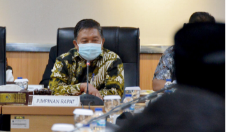 Dewan Perwakilan Rakyat Daerah (DPRD) bersama Tim Anggaran Pemerintah Daerah (TAPD) Pemprov DKI Jakarta kembali menyesuaikan penjadwalan terhadap skema pembahasan Anggaran dan Pendapatan Belanja Daerah (APBD) DKI tahun anggaran 2022 dalam forum Badan Musyawarah, Rabu (10/11). Wakil Ketua Bamus DPRD DKI Abdurrahman Suhaimi mengatakan, dalam perubahan keempat terjadi pergeseran jadwal terhadap agenda paripurna penandatanganan nota kesepahaman (MoU) rancangan Kebijakan Umum Anggaran dan Plafon Prioritas Anggaran Sementara (KUA-PPAS) APBD DKI 2022 yang semula digelar Kamis (11/11) menjadi Jumat (12/11) keesokan harinya. “Tadinya besok (Kamis) itu kan paripurna kemudian itu digeser karena waktu input. Kalau inputnya cuma sehari itu agak berat dengan sekian banyak item ini Rp84 triliun, maka pak Edi (Kepala BPKD DKI) minta untuk mundur kembali sehari di hari Jumat,” kata Suhaimi di Gedung DPRD DKI. Suhaimi merinci, berdasarkan kesepakatan hasil Bamus nantinya setelah paripurna MoU KUA-PPAS APBD DKI 2022 akan dilanjutkan dengan pembahasan Rancangan Peraturan Daerah (Raperda) tentang APBD Provinsi DKI Jakarta 2022 melalui pidato Gubernur sekaligus penyusunan pandangan umum fraksi-fraksi di waktu yang sama. Kemudian, hasil pandangan umum fraksi-fraksi terhadap Raperda APBD DKI 2022 sekaligus penyampaian jawaban Gubernur terhadap pandangan umum akan disampaikan secara resmi dalam rapat paripurna Senin (15/11) pekan depan. Sedangkan pembahasan raperda APBD DKI 2022 di tingkat komisi-komisi bersama Satuan Kerja Perangkat Daerah (SKPD) akan digelar secara marathon mulai 16-17 November. Selanjutnya, pembahasan dan pendalaman di komisi-komisi akan menjadi kompilasi pembahasan Raperda APBD DKI 2022 untuk dilaporkan dalam forum Badan Anggaran (Banggar). Dimana, proses perumusan akan dilakukan selama dua hari pada 18-19 November. Penelitian akhir terhadap Raperda APBD DKI 2022 akan dilakukan dalam Rapat Pimpinan Gabungan (Rapimgab) bersama pimpinan dewan, pimpinan dan anggota Banggar, pimpinan fraksi-fraksi bersama pimpinan komisi-komisi dan TAPD/eksekutif di 19 November. Terakhir, Paripurna pengesahan Raperda tentang APBD Provinsi DKI Jakarta Tahun Anggaran 2022 untuk menjadi Peraturan Daerah (Perda) rencananya akan dilakukan pada 26 November 2021. Dengan demikian, Suhaimi masih optimis pembahasan KUA-PPAS APBD DKI 2022 hingga fase pengesahan menjadi Perda masih dilakukan sesuai tenggat waktu yang ditetapkan melalui Permendagri Nomor 27 Tahun 2021 tentang Pedoman Penyusunan APBD Tahun 2022. Dimana, seluruh pembahasan APBD di tingkat Provinsi, Kabupaten dan Kota harus tuntas di 30 November 2021. “Insha Allah sampai hari ini masih tetap di tanggal 26 (November), mudah-mudahan tidak ada pergeseran lagi. Karena ini sudah hampir final pembahasannya, jadi tinggal mencocokan-mencocokan saja,” tandas Suhaimi.