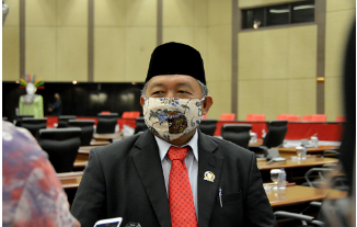 Dewan Perwakilan Rakyat Daerah (DPRD) Provinsi DKI Jakarta resmi mengesahkan Rencana Kerja Tahunan (RKT) 2022 dalam rapat paripurna hari ini, Jumat (12/11). Wakil Ketua DPRD DKI Abdurrahman Suhaimi menjelaskan, persetujuan RKT 2022 bersama anggota secara fisik dan virtual ini telah sesuai aturan, dan akan dilanjutkan dengan proses penetapan menjadi Keputusan DPRD untuk dijalankan di sepanjang tahun 2022 mendatang. “Alhamdulillah hari ini kita sudah paripurna dan tadi sudah disetujui. Secara prinsip tidak terlalu beda dengan tahun-tahun sebelumnya, jadi tugas-tugas AKD dari pimpinan sampai Alat Kelengkapan Dewan,” katanya di Gedung DPRD DKI. Penyusunan RKT DPRD DKI tahun 2022 dilandasi oleh sejumlah ketentuan, seperti Peraturan Pemerintah Nomor 12 Tahun 2018 tentang Pedoman Penyusunan Tata Tertib DPRD Provinsi, Kabupaten dan Kota, Peraturan Pemerintah Nomor 18 Tahun 2017 tentang Hak Keuangan dan Administratif Pimpinan dan Anggota DPRD, serta peraturan perundangan terkait lainnya. Dengan landasan itu DPRD menghasilkan sejumlah poin utama yang terbagi dalam tiga masa sidang untuk seluruh kegiatan pimpinan dewan, Alat Kelengkapan Dewan (AKD) dan Panitia Khusus (Pansus). Ketiga masa sidang itu akan terintegrasi dengan sejumlah kegiatan strategis yang akan dijalankan oleh pimpinan dan anggota dewan. Diantaranya, masa sidang pertama akan berjalan mulai Januari hingga April 2022 seperti koordinasi anggaran dalam Perda APBD 2022 dan pembahasan Laporan Keterangan Pertanggung Jawaban (LKPJ), kemudian masa sidang kedua akan berjalan mulai Mei hingga Agustus 2022 dengan agenda pembahasan Laporan Hasil Pemeriksaan (LHP) BPK RI. Selanjutnya, laporan Pertanggungjawaban Pelaksanaan APBD (P2APBD) TA 2021 serta Jadwal Pembahasan Kebijakan Umum Perubahan Anggaran dan Plafon Prioritas Anggaran Sementara (KUPA-PPAS) APBD TA 2022. Lalu Rancangan Kebijakan Umum Anggaran dan Plafon Prioritas Anggaran Sementara (KUA-PPAS) APBD TA 2023 bersama eksekutif hingga perumusan Tata Beracara BK bersama Pengadilan Kejaksanaan dan Polda Metro Jaya. Terakhir, dalam masa sidang ketiga akan berjalan mulai September hingga Desember 2022 akan berjalan agenda pembahasan APBD Perubahan TA 2022 dan penetapan APBD TA 2023 hingga keterangan Pers Akhir Tahun. Selain itu, adapun sejumlah kegiatan rutin lainnya juga akan dilakukan Pimpinan dan Anggota Dewan di sepanjang penetapan jadwal reses pertama di bulan Januari 2022) reses kedua di bulan Juni 2022 dan reses ketiga di bulan Oktober 2022; pembahasan rancangan peraturan daerah; penyebarluasan peraturan daerah; dan kunjungan kerja dalam Provinsi/daerah pemilihan. Sementara Suhaimi memastikan untuk kegiatan Kunjungan Daerah Pemilihan (Kudapil) juga telah sesuai ketentuan yang nantinya akan diatur melalui peraturan gubernur (Pergub). “Nanti akan mengikuti sesuai dengan Pergub yang ada, diaturnya disana dan pelaksanaan sesuai dengan pergub-nya, di dalam Pergub itu akan diterangkan,” terang Suhaimi. Dengan demikian, Suhaimi mendorong kepada seluruh jajaran pimpinan dan anggota dewan agar melaksanakan seluruh rangkaian kinerja dalam program RKT 2022 secara optimal tanpa terkecuali. “Mudah-mudahan bisa dilakukan dengan baik tertib dsipilin dan kemudian memberikan manfaat bagi masyarakat,” tandas Suhaimi.