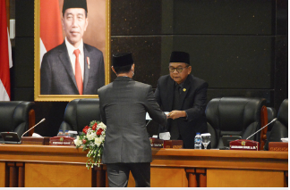 Dewan Perwakilan Rakyat Daerah (DPRD) Provinsi DKI Jakarta resmi menetapkan 26 Rancangan Peraturan Daerah (Raperda) untuk dibahas dalam Program Pembentukan Peraturan Daerah (Propemperda) tahun 2022 dalam rapat paripurna, Senin (15/11). Wakil Ketua DPRD DKI Mohamad Taufik mengatakan, persetujuan Propemperda secara fisik dan virtual telah sesuai aturan untuk dibahas antara legislatif dan eksekutif di sepanjang tahun 2022. “Selanjutnya Program Pembentukan Peraturan Daerah Tahun 2022 akan dituangkan kedalam Keputusan DPRD Provinsi DKI Jakarta,” katanya di Gedung DPRD DKI. Penyusunan Propemperda tahun 2022 yang dilakukan Badan Pembentukan Peraturan Daerah (Bapemperda) bersama eksekutif bertujuan sebagai acuan pembahasan dalam pembentukan Peraturan Daerah sebagai produk payung hukum daerah hasil sinergitas legislatif dan eksekutif. Propemperda Provinsi DKI Jakarta Tahun 2022 yang memuat sebanyak 26 (dua puluh enam) judul Rancangan Peraturan Daerah, termasuk 3 (tiga) diantaranya adalah Raperda wajib yaitu Raperda tentang Pertanggungjawaban Pelaksanaan Anggaran Pendapatan dan Belanja Daerah Tahun Anggaran 2021; Raperda tentang Perubahan Anggaran Pendapatan dan Belanja Daerah Tahun Anggaran 2022; Raperda tentang Anggaran Pendapatan dan Belanja Daerah Tahun Anggaran 2023. Sebanyak tiga Raperda dijadikan DPRD sebagai inisiatif dalam Propemperda tahun 2022. Masing-masing Raperda tentang Kawasan Tanpa Rokok, Raperda tentang Tanggung Jawab Sosial dan Lingkungan Perusahaan (Corporate Social Responsibility/CSR), dan Raperda tentang Penyelenggaraan dan Pengelolaan Pendidikan. Sedangkan 20 judul Raperda lainnya merupakan usulan eksekutif seperti Raperda tentang Jaringan Utilitas, Raperda Pelaksanaan Penghormatan, Perlindungan dan Pemenuhan Hak Penyandang Disabilitas, Raperda Perubahan atas Peraturan Daerah Nomor 1 Tahun 2018 tentang Rencana Pembangunan Jangka Menengah Daerah Tahun 2017-2022, dan Raperda Pengelolaan Keuangan Daerah; dan Rencana Pembangunan Industri Provinsi 2021-2041. Kemudian Raperda tentang Rencana Tata Ruang Wilayah 2030, Raperda Kemudahan Berusaha, Raperda Penyelenggaraan Sistem Pangan, Raperda Rencana Umum Energi Daerah, Raperda Jalan Berbayar Elektronik, dan Rencana Induk Transportasi Jakarta. Selanjutnya Raperda tentang Partisipasi Masyarakat Dalam Penyelenggaraan Pemerintah Daerah, Raperda Perubahan Atas Peraturan Daerah Nomor 18 Tahun 2010 tentang Bea Perolehan Hak Atas Tanah dan Bangunan, Raperda Perubahan atas Peraturan Daerah Nomor 10 Tahun 2018 tentang Perseroan Terbatas Jakarta Propertindo (Perseroan Daerah), dan Raperda Perubahan Perseroan Terbatas Transjakarta (Perseroda). Di lokasi yang sama Wakil Ketua Bapemperda DPRD DKI Dedi Supriadi mengharapkan Propemperda 2022 sebagai langkah penting dan strategis dalam upaya mendorong kemajuan Kota Jakarta. Khususnya, dalam sudut pandang regulasi yang selaras dengan norma hukum yang berlaku sebagai pondasi utama. “Bapemperda DPRD Provinsi DKI Jakarta berharap seluruh Rancangan Peraturan Daerah yang telah diprogramkan tersebut dapat dibahas dengan sebaik-baiknya sehingga melahirkan Peraturan Daerah yang berkeadilan, mengedepankan kepentingan umum, memiliki kepastian hukum serta memberikan kemanfaatan. Khususnya dapat mengakomodir seluruh kepentingan masyarakat,” tandas Dedi.
