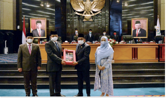 Dewan Perwakilan Rakyat Daerah (DPRD) bersama Gubernur DKI Jakarta Anies Baswedan menandatangani nota kesepahaman (Mou) terhadap rancangan Kebijakan Umum Anggaran dan Plafon Prioritas Anggaran Sementara (KUA-PPAS) tahun anggaran 2022 dengan nilai Rp84,88 triliun. Jumlah tersebut meningkat 6,25% dibandingkan dengan Perubahan APBD tahun 2021 dengan rincian, Pendapatan Daerah tahun 2022 ditargetkan sebesar Rp77,44 triliun yang berasal dari Pendapatan Asli Daerah (PAD) Rp55,65 triliun, Pendapatan Transfer Pemerintah Pusat Rp16,88 triliun, serta pendapatan lain-lain daerah yang sah sebesar Rp4,90 triliun Sedangkan rencana belanja daerah tahun anggaran 2022 direncanakan sebesar Rp75,65 triliun. Selanjutnya penerimaan pembiayaan 2022 direncanakan Rp7,43 triliun yang berasal dari SiLPA tahun 2021 sebesar Rp4,03 triliun dan penerimaan pinjaman daerah Rp3,40 triliun. Sementara untuk Pengeluaran Pembiayaan direncanakan sebesar Rp9,22 trilun yang dialokasikan kepada BUMD berupa Penyertaan Modal Daerah (PMD) Rp5,63 triliun, pembayaran cicilan pokok utang yang jatoh tempo Rp927 miliar dan pemberian pinjaman daerah Rp2,66 triliun. Wakil Ketua DPRD DKI Jakarta Mohamad Taufik mengatakan, seluruh anggota dewan dengan eksekutif telah membahas tuntas rancangan KUA-PPAS dalam Rapat Komisi sesuai surat yang dikirimkan Gubernur DKI Jakarta dengan nomor nomor 439/-1.713 pada 6 Oktober lalu. “Menanggapi surat tersebut, DPRD telah melakukan pembahasan sesuai mekanisme perundang-undangan yang berlaku, yakni pada pasal 16 ayat 6 Peraturan Pemerintah RI nomor 12 tahun 2018,” ujarnya di gedung DPRD DKI Jakarta, Senin (15/11). Dalam kesempatan yang sama, Gubernur DKI Jakarta Anies Baswedan berharap dari MoU dan rincian KUA-PPAS tahun 2022 tersebut, maka Rancangan Peraturan Daerah (Raperda) tentang APBD tahun anggaran 2022 dapat diselesaikan tepat waktu. “Harapannya penjelasan rincian tersebut dapat membantu mempertimbangkan Raperda untuk disetujui menjadi Perda,” tandasnya.