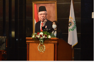 Sembilan fraksi di Dewan Perwakilan Rakyat Daerah (DPRD) Provinsi DKI Jakarta menyampaikan pandangannya atas rancangan peraturan daerah (Raperda) tentang Anggaran Pendapatan dan Belanja Daerah (APBD) tahun 2022 dalam rapat paripurna, Selasa (16/11). Sebagian besar Fraksi menyoroti beberapa kegiatan antara lain yakni terkait Biaya Tidak Terduga (BTT) sebagai antisipasi ledakan kasus Covid-19, upaya pemulihan ekonomi Jakarta pasca Pandemi Covid-19, Penyertaan Modal Daerah (PMD) untuk Badan Usaha Milik Daerah (BUMD), hingga penanganan banjir. Dalam pandangan terhadap Raperda APBD tahun anggaran 2022, Fraksi PDI Perjuangan DPRD DKI Jakarta meminta agar Pemerintah Provinsi (Pemprov) DKI tetap menganggarkan BTT sebesar Rp2,8 triliun, sehingga bisa dipakai apabila terjadi ledakan pandemi kembali. “Tapi jika pandemi semakin terkendali, kami mendorong agar dana BTT digunakan untuk program prioritas seperti penanggulangan banjir,” ujar Agustina Hermanto, Anggota Fraksi PDI Perjuangan DPRD DKI. Sedangkan Fraksi Partai Gerindra memandang perlu adanya penambahan BTT untuk antisipasi melonjaknya kasus Covid-19 dengan varian baru serta antisipasi keperluan menghadapi bencana lainnya yang tidak terprediksi di tahun depan. “Pandemi Covid belum sepenuhnya mereda dan kami mewaspadai munculnya gelombang ketiga. Oleh karena itu, dalam menyusun APBD didorong adanya penambahan BTT, sebab penanganan terkait Covid harus tetap menjadi prioritas,” terang Adi Kurnia Setiadi, Wakil Sekretaris II Fraksi Gerindra DPRD DKI. Selanjutnya, Fraksi PKS dalam pandangannya meminta Pemprov DKI mengoptimalkan program pengembangan kewirausahaan dan kemudahan proses perizinan bagi UMKM untuk menunjang pemulihan ekonomi pasca Covid-19. “Misalnya dibuat program pemberian bantuan modal penunjang produksi secara selektif, serta mengadakan pelatihan dan pembinaan melalui Jakpreneur,” tutur Ismail, Wakil Bendahara Fraksi PKS DPRD DKI. Fraksi Partai Demokrat dalam pandangannya meminta kepada BP-BUMD untuk memastikan PMD sebesar Rp5,6 triliun yang diterima empat BUMD dapat direalisasikan tepat waktu dan bermanfaat bagi masyarakat. “Meski begitu, Fraksi Demokrat juga meminta agar BUMD DKI Jakarta bisa lebih kreatif untuk mencari sumber pembiayaan dalam mengembangkan skema bisnis dan tidak selalu bergantung pada PMD yang membebani APBD,” ungkap Faisal, Anggota Fraksi Partai Demokrat DPRD DKI. Fraksi PAN DPRD DKI Jakarta dalam pandangannya kepada empat BUMD yakni PT MRT Jakarta, PDAM Jaya, PD PAL Jaya dan Perumda Sarana Jaya agar ditekankan harus bisa mencari strategi yang tepat dengan cara memperbaiki kinerja agar mampu menjadi salah satu sumber keuangan yang penting bagi DKI Jakarta. “Dengan begitu kami minta tanggapan agar adanya peninjauan ulang pada BUMD yang mendapat PMD,” Guruh Tirta Lunggana, Anggota Fraksi PAN DPRD DKI. Lain dengan Fraksi PSI DPRD DKI Jakarta, dalam pandangannya justru PMD yang diberikan dinilai terlalu kecil, terutama untuk PDAM Jaya yang hanya sebesar Rp372 miliar. “Demi mewujudkan air bersih, kita perlu memberikan dukungan modal kepada PDAM Jaya agar masyarakat yang terlayani air bersihnya. Jangan sampai PDAM mengambil tanggungjawab besar tapi tidak didukung modal yang cukup,” ujar Justin Adrian, Wakil Ketua Fraksi PSI DPRD DKI. Fraksi Partai NasDem dalam pandangannya mengimbau bahwa permasalahan banjir di Ibukota harus tetap menjadi fokus utama, terlebih mendekati masa berakhirnya Gubernur, NasDem mendorong percepatan solusi permasalahan banjir di tahun depan. “Pemprov DKI harus melakukan peninjauan ulang terkait pembangunan sumur resapan sehingga dapat memiliki fungsi yang tepat,” ujar Abdul Aziz Muslim, Sekretaris Fraksi Partai NasDem DPRD DKI. Hal senada juga diungkap Fraksi Partai Golkar, dalam pandangan penanganan masalah banjir harus menjadi prioritas utama, terlebih direncanakan Sudin Sumber Daya Air (SDA) di lima kota dan kabupaten mendapat dana Rp1,17 triliun untuk hal tersebut. “Dengan anggaran sebesar itu, diharapkan seluruh sudin SDA terus menginventarisasi wilayah yang menjadi prioritas penanganan banjir secara berkala,” ungkap Taufik Azhar, Wakil Ketua Fraksi Partai Golkar DPRD DKI. Terakhir, Fraksi PKB-PPP dalam pandangannya juga meminta Pemprov DKI Jakarta melakukan aksi nyata dalam penanganan banjir sehingga dapat meminimalisir kerugian yang ditimbulkan. “Yang penting adalah aksi nyata bagaimana sungai di Jakarta memiliki kapasitas dan kemampuan untuk menampung air hujan ataupun air kiriman dari hulu daerah penyangga,” pungkas Jamaluddin Lamanda, Wakil Ketua Fraksi PKB-PPP DPRD DKI. Sementara, dalam pidato jawaban Gubernur atas Pandangan Umum Fraksi-fraksi terhadap Raperda APBD DKI 2022 yang dibacakan Wakil Gubernur Ahmad Riza Patria menegaskan sejumlah hal. Seperti tanggapan mengenai Pendapatan Daerah yang menjadi masukan Fraksi PDI-Perjuangan, Fraksi Partai Gerindra, Fraksi PKS, Fraksi Demokrat, Fraksi PKB-PPP dan Fraksi PSI. Pemprov DKI Jakarta memastikan rencana penerimaan pendapatan asli daerah dalam RAPBD tahun anggaran 2022 disusun berdasarkan asumsi-asumsi perhitungan yang terukur dan realistis serta optimis akan adanya perbaikan ekonomi baik nasional maupun regional di tahun mendatang. “Rencana tersebut didukung oleh upaya-upaya optimalisasi pendapatan asli daerah baik intensifikasi dan ekstensifikasi daerah melalui pengembangan digitalisasi pelayanan pemungutan pajak daerah, pendataan objek dan subjek pajak daerah melalui fiscal cadaster dan pemeriksaan pajak daerah,” kata Ariza. Sedangkan, dalam pemandangan umum fraksi-fraksi perihal belanja daerah yang disampaikan Fraksi PDI-Perjuangan, Fraksi Partai Gerindra, Fraksi Demokrat, Fraksi PAN, Fraksi PSI, Fraksi Partai NasDem, Fraksi Partai Golkar, dan Fraksi PKB-PPP. Pemprov DKI memastikan usulan dana hibah untuk lembaga-lembaga keagamaan diberikan atas dasar kuantitas dan kualitas kegiatan. Sehingga nilai hibahnya proporsional sesuai dengan kebutuhan pembiayaan kegiatan. “Pemberian dan penentuan nilai besaran rekomendasi dilakukan secara proporsional dan berkeadilan dengan tetap berpegang teguh pada regulasi, serta memperhatikan program prioritas,” tandas Ariza.