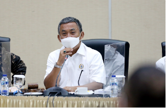 Ketua DPRD Provinsi DKI Jakarta Prasetio Edi Marsudi meminta seluruh pimpinan komisi maupun fraksi dan seluruh tim anggaran pemerintah daerah (TAPD) mematuhi imbauan Komisi Pemberantasan Korupsi (KPK). Hal tersebut penting dilakukan sebagai upaya pencegahan terjadinya tindak pidana korupsi sesuai Surat Edaran Komisi Pemberantasan Korupsi (KPK) nomor 8 tahun 2021 tentang pencegahan korupsi terkait proses perencanaan dan penganggaran APBD tahun 2022 dan Perubahan APBD tahun 2021. Dalam surat tersebut, Prasetio menegaskan, bahwa tidak boleh ada penambahan kegiatan baru setelah RKPD ditetapkan, kecuali kegiatan yang masuk dalam kategori mendesak sesuai Peraturan Menteri Dalam Negeri (Permendagri) nomor 77 tahun 2020 tentang pedoman teknis pengelolaan keuangan daerah. “Usulan baru juga harus transparan, jadi sesuai kebutuhan, katagori mendesak harus bisa ditafsirkan dengan pas. Itu kita sepakati ya. Prioritasnya sesuai anjuran KPK, jadi usulan kegiatan baru yang tidak mendesak silahkan didrop (dihilangkan),” ujarnya saat memimpin rapat pimpinan gabungan disela pembahasan rancangan APBD tahun 2022 di Bogor, Jawa Barat, Rabu (17/11). Pras sapaan karibnya juga menjelaskan, dalam poin ketiga surat edaran KPK mengimbau untuk proses perencanaan dan penyusunan APBD, beserta hasilnya harus terdokumentasi. Baik dokumentasi perencanaan, dokumen penganggaran yang dapat terintegerasi dalam aplikasi. “Saya putuskan, semua kegiatan harus masuk ke websitenya DKI. Tugas saya mengimbau kepada SKPD diforum yang resmi ini, jadi masyarakat bisa membukanya, harus transparan,” ungkapnya. Dalam kesempatan itu, Pras meminta kepada Sekretaris Daerah (Sekda) DKI Jakarta Marullah Matali agar melibatkan DPRD DKI dalam perumusan RKPD agar terjadi keselarasan pandangan dalam setiap penyusunan anggaran pembangunan bersama Satuan Kerja Perangkat Daerah (SKPD). “Kedepan, saya minta semua apa yang dilaksanakan oleh eksekutif dalam merancang RKPD, tolong libatkan kita. Undanglah kita,” tuturnya. Hal senada juga diungkap Wakil Ketua DPRD DKI Jakarta Mohamad Taufik dan Abdurrahman Suhaimi. Mereka menegaskan kepada seluruh pimpinan komisi dan Tim Anggaran Pemerintah Daerah (TAPD) untuk menghapus usulan kegiatan baru yang tidak mendesak. “Berkaitan dengan surat edaran, itu harga mati ya. Sehingga saya kira harus ada kearifan dari kita semua, bahwa bila memang tidak mendesak, itu didrop saja,” kata Taufik. “Harus dipastikan melalui asisten masing-masing dalam setiap unit SKPD bahwa tidak ada usulan baru pada RKPD, bila ada maka harus bisa dipastikan kemendesakannya dan harus ada yang memutuskan kalau kegiatan itu termasuk dalam kategori mendesak,” ucap Suhaimi. Dilokasi yang sama, Marullah mengatakan akan terus berupaya untuk melibatkan anggota DPRD dalam menyusun kegiatan untuk dimasukkan dalam RKPD tahun depan. “Sampai saat ini kita terus berupaya untuk libatkan DPRD semaksimal mungkin mulai dari proses rembuk tingkat RW, musrembang tingkat kecamatan, kota dan provinsi,” tandasnya.