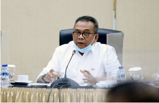 Dewan Perwakilan Rakyat Daerah (DPRD) Provinsi DKI Jakarta akan segera mengesahkan dua Rancangan Peraturan Daerah (Raperda) perubahan status Badan Usaha Milik Daerah (BUMD) milik Pemerintah Provinsi (Pemprov). Wakil Ketua Badan Musyawarah (Bamus) DPRD DKI Mohamad Taufik mengatakan, dua Raperda BUMD yang akan segera disahkan masing-masing Raperda tentang PD Dharma Jaya dan PDAM Jaya. “Dua (raperda) BUMD itu sudah kita putuskan di bamus untuk segera diparipurnakan,” kata Taufik di Bogor Jawa Barat, Kamis (18/11). Berdasarkan hasil kesekapatan Bamus, pengesahan Raperda Dharma Jaya menjadi Perusahaan Umum Daerah (Perumda) akan diawali dengan penyampaian hasil fasilitasi Kementerian Dalam Negeri (Kemendagri) bersama Pimpinan Fraksi, Pimpinan Komisi, Pimpinan BK dan Pimpinan Bapemperda serta Eksekutif dalam Rapat Pimpinan Gabungan (Rapimgab) pada Selasa (23/11) pekan depan. Sedangkan pengesahan Raperda Dharma Jaya menjadi Perda akan dilakukan di hari yang sama. Selanjutnya, pengesahan Raperda PDAM Jaya akan diawali dengan penyampaian laporan hasil pembahasan Badan Pembentukan Peraturan Daerah (Bapemperda) bersama Pimpinan Fraksi, Pimpinan Komisi, Pimpinan BK dan Pimpinan Bapemperda serta Eksekutif dalam Rapat Pimpinan Gabungan (Rapimgab) pada Selasa (23/11) pekan depan. Raperda PDAM Jaya juga akan mendapat fasilitasi dari Kemendagri yang akan dimulai pada 24 November hingga 10 Desember. Kemudian, hasil penyampaian fasilitasi Kemendagri akan dilakukan 13 Desember dan pengesahan paripurna 15 Desember. Jika nanti sudah disahkan menjadi Perda, Taufik berharap agar Perda Dharma Jaya dan PDAM Jaya dapat menggencarkan sosialisasi secara masif. Khususnya, dalam mengetahui masing-masing tugas pokok dan fungsi masing-masing BUMD yang terus berupaya meningkatkan kualitas kesejahteraan dan kebutuhan pokok warga kedepan. “Kalau perlu diundang juga perwakilan mereka, didampingi oleh BUMD seperti saat sosper. Supaya mereka tahu kalau ada peran mereka juga ditengah masyarakat,” tandas Taufik.