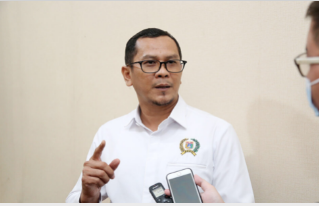 Komisi C DPRD Provinsi DKI Jakarta merekomendasikan pemberian Penyertaan Modal Daerah (PMD) untuk empat Badan Usaha Milik Daerah (BUMD) dalam Rancangan APBD tahun anggaran 2022. Sekretaris Komisi C DPRD DKI Yusuf mengatakan, rekomendasi tersebut diberikan dengan menyesuaikan kebutuhan masing-masing BUMD. Dengan rincian, PT MRT Jakarta Rp4,71 triliun, PDAM Jaya Rp322 miliar, Perumda Sarana Jaya Rp250 miliar, dan PAL Jaya Rp350 miliar. “Seperti MRT untuk Fase selanjutnya, PAM Jaya untuk SPAM Ciliwung dan pipanisasi, PAL Jaya untuk menangkap limbah-limbah industri B3 rumah sakit. Dan sarana Jaya untuk DP Nol Persen bisa tercapai dengan PMD yang kita rekomendasikan,” jelasnya di Gedung DPRD DKI, Senin (22/11). Komisi C, dikatakan Yusuf, memastikan akan terus mengawasi penggunaan PMD yang diberikan masing-masing BUMD tepat sasaran. Dalam hal pemenuhan layanan hingga kesejahteraan masyarakat. “Anggaran yang kita berikan akan kita awasi, kita awasi dalam hal pembangunan-pembangunan. Jangan sampai PMD diberikan tapi tidak juga bermanfaat bagi masyarakat, khususnya di DKI Jakarta,” ungkap Yusuf. Sementara itu, Pelaksana Tugas (plt) Kepala Badan Pembina BUMD (BPBUMD) Provinsi DKI Jakarta Riyadi bersyukur atas penelitian akhir PMD yang dilakukan bersama Komisi C hari ini. “Alhamdulillah ini sudah diputuskan, tinggal besok menunggu kesepakatan tebal atau tipis dari keputusan Banggar (Badan Anggaran) besok,” tandas Riyadi.
