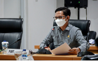 Badan Pembentukan Peraturan Daerah (Bapemperda) DPRD DKI Jakarta menyatakan masih akan membuka ruang aspirasi bagi masyarakat yang hendak menyumbang saran pada rencana perubahan Peraturan Daerah (Perda) Nomor 10 tahun 2018 tentang Perseroan Terbatas Jakarta Propertindo (PT Jakpro) Perseroda. Wakil Ketua Bapemperda DPRD DKI Jakarta Dedi Supriadi mengatakan, meskipun hari ini telah dilaksanakan Rapat Dengar Pendapat Umum (RDPU), pihaknya masih akan membuka masukkan, ide, dan saran dari masyarakat agar payung hukum ini terlahir sempurna. “Kita tidak hanya menerima masukan pada forum RDPU ini, tetapi setiap waktu selama pembahasan masih berlangsung. Misalnya bisa lewat surat elektronik ke alamat Sekretariat kita,” ujarnya di gedung DPRD DKI, Rabu (24/11). Dilokasi yang sama, Mohamad Aprindy selaku Direktur Pengembangan Bisnis JakPro menjelaskan, salah satu alasan diperlukannya perubahan dalam Perda tentang PT Jakpro agar dapat membentuk anak usaha untuk pengelolaan Participating Interest (Pi) dan mendapat penyertaan modal daerah untuk pengembangan dan pengelolaan lahan Jakarta International Stadium (JIS). “Tujuan perubahan Perda ini terkait dengan pembentukan anak perusahaan untuk mengelola Pi yang ada di perbatasan Provinsi DKI dengan Provinsi Lampung,” ucapnya. Aprindy juga menyampaikan bahwa pembentukan anak perusahaan berdasarkan legal standing penunjukkan dari Pemprov DKI sesuai dengan surat Gubernur nomor 729/-1.774.13 pada 26 juni 2018 tentang keikutsertaan Pi 10% di wilayah kerja South East Sumatera. Sedangkan mengenai permohonan inbreng lahan JIS, Aprindy menuturkan akan digunakan sebagai Kawasan Mixed Used Development, dengan pengembangan retail apartemen, dan kantor sebagai fasilitas pendukung Stadion berkelas Dunia. Sementara Manager Project JIS Arry Wibowo berharap, lewat payung hukum ini kawasan olahraga terpadu JIS bisa memberikan fasilitas stadion sepakbola terbaik dengan pengalaman baru dan luar biasa bagi penonton, serta membangun kohesi sosial yang berorientasi pada pembangunan yang berkelanjutan. “Diharapkan juga dapat memberikan kontribusi positif pada transportasi Jakarta Utara, sesuai dengan visi misi RPJMD 2017-2022,” tandasnya.