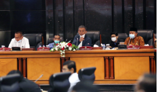 Dewan Perwakilan Rakyat Daerah (DPRD) menyepakati nilai Anggaran dan Pendapatan Belanja Daerah (APBD) sebesar Rp82,47 triliun dalam rancangan peraturan daerah (Raperda) tentang APBD Provinsi DKI Jakarta tahun anggaran 2022 menjadi peraturan daerah (Perda). Kesepakatan tersebut diberikan usai pendalaman dan penelitian akhir yang dilakukan secara vertikal. Mulai dari pimpinan dewan, pimpinan komisi-komisi, pimpinan fraksi-fraksi partai politik bersama Tim Anggaran Pemerintah Daerah (TAPD) melalui forum Badan Anggaran (Banggar) dan Rapat Pimpinan Gabungan (Rapimgab) di waktu yang sama. “Berdasarkan hasil pembahasan komisi-komisi bersama eksekutif Badan Anggaran dan eksekutif bahwa Rancangan APBD DKI 2022 Rp82,47 triliun dapat disetujui,” kata Pras sapaan karib Prasetio Edi Marsudi Ketua DPRD DKI Jakarta di Gedung DPRD DKI, Rabu (24/11) malam. Dalam kesempatan itu, Pras mengatakan bahwa besaran angka tersebut mengalami sejumlah penyesuaian. Salah satunya, menunda izin pemberian pinjaman daerah untuk PT Jakpro pada kegiatan pembangunan ITF Sunter sebesar Rp2,8 triliun. Selain itu, sejumlah kesepakatan penetapan pagu anggaran yang akan masuk kedalam RAPBD DKI 2022. Antara lain Belanja Bantuan Keuangan Rp479,75 miliar, Belanja Tidak Terduga (BTT) Rp2,83 triliun, dan proyeksi Sisa Lebih Penghitungan Anggaran (SiLPA) tahun sebelumnya Rp4,8 triliun. Kemudian, Penyertaan Modal Daerah (PMD) tahun 2022 diberikan sebesar Rp5,53 triliun untuk empat Badan Usaha Milik Daerah (BUMD) kepada PT MRT Jakarta Rp4,71 triliun, PDAM Jaya Rp322,57 miliar, Perumda Sarana Jaya (Program DP Nol Rupiah) Rp250 miliar, dan PD PAL Jaya Rp200 miliar. “Hasil Badan Anggaran ini juga sudah merupakan hasil Rapat Pimpinan Gabungan,” ungkap Pras. Sebelum persetujuan diberikan, lima komisi di DPRD Provinsi DKI Jakarta telah menyampaikan catatan-catatan hasil pembahasan rancangan Peraturan Daerah (Raperda) tentang Perubahan APBD Provinsi DKI Jakarta tahun anggaran 2022 dalam rapat kerja Badan Anggaran (Banggar) di waktu yang sama. Catatan-catatan yang disampaikan komisi DPRD DKI diberikan setelah melalui pembahasan Komisi-komisi bersama SKPD mitra kerja, Badan Anggaran DPRD bersama Tim Anggaran Pemerintah Daerah (TAPD) DKI Jakarta. Hingga disepakati Kebijakan Umum Anggaran dan Plafon Prioritas Anggaran Sementara (KUA-PPAS) sebagai landasan pembentukan Perda Perubahan APBD DKI tahun anggaran 2022 sebesar Rp84,88 triliun. Komisi A bidang pemerintahan dalam salah satu butir rekomendasi agar Pemerintah Provinsi (Pemprov) untuk mengakomodir masukan aspirasi masyarakat yang bersumber dari kegiatan reses dan musrenbang. Salah satunya, penyediaan sarana prasarana bagi difabel di setiap gedung kantor pemerintah. “Sehingga tidak menimbulkan rasa apatis masyarakat untuk mengikuti kegiatan reses musrenbang tersebut,” kata Ketua Komisi A DPRD DKI Mujiyono. Komisi B bidang perekonomian dalam salah satu butir rekomendasi mendorong Pemprov DKI agar peningkatan kegiatan perekonomian di Kepulauan Seribu diwujudkan di 2022 baik dari peningkatan kuantitas dan kualitas sarana transportasi. “Karena ini menjadi tulang punggung perekonomian di Kepulauan Seribu,” sambung Ketua Komisi B DPRD DKI Abdul Aziz. Selanjutnya, Komisi C bidang keuangan dalam salah satu butir catatan agar Penyertaan Modal Daerah (PMD) yang diberikan kepada empat BUMD sebesar Rp5,63 triliun dioptimalkan untuk kemampuan pengelolaan bisnis dengan potensi laba tahun per tahun. “Dengan menerapkan strategi bisnis yang tepat serta meningkatkan sinergitas dan soliditas antar BUMD untuk memperkuat daya saing,” tutur Sekretaris Komisi C DPRD DKI Yusuf. Komisi D bidang pembangunan dan lingkungan hidup mendorong Pemprov agar menyelesaikan normalisasi serta pembuatan waduk situ embung dari hulu. “Sehingga mengatasi masalah penanggulangan banjir di wilayah DKI Jakarta,” pinta Sekretaris Komisi D DPRD DKI Syarif. Terakhir, Komisi E bidang kesejahteraan rakyat merekomendasikan Pemprov agar fokus perbaikan layanan kepada RSUD dan Puskesmas. “Agar menjadi contoh bagi RSUD dan Puskesmas di daerah lainnya,” ungkap Wakil Ketua Komisi E DPRD DKI Anggara Wicitra Sastroamidjojo. Sementara itu, Di lokasi yang sama, Kepala Badan Pengelola Keuangan Daerah (BPKD) Provinsi DKI Jakarta Edi Sumantri memastikan akan segera melakukan kode input rekening di seluruh SKPD setelah disetujui oleh Banggar dan Rapimgab terhadap RAPBD DKI 2022 hari ini. “Setelah ini SKPD akan melakukan perbaikan hasil putusan ini dan akan melakukan penyesuaian kode rekening atau komponen belanja atas berdasarkan putusan hari ini,” tandas Edi.