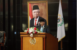 Badan Anggaran (Banggar) DPRD Provinsi DKI Jakarta menyampaikan secara keseluruhan hasil pembahasan Kebijakan Umum Anggaran dan Plafon Prioritas Anggaran Sementara (KUA-PPAS) bersama Tim Anggaran Pemerintah Daerah (TAPD). Rinciannya, Banggar dan TAPD menyepakati postur Pendapatan Daerah sebesar Rp77,44 triliun dan postur Belanja Daerah sebesar Rp75,75 triliun dalam APBD DKI 2022. Sedangkan postur anggaran Penerimaan Pembiayaan sebesar Rp5,02 triliun. Besaran tersebut diperoleh dari penyesuaian postur Sisa Lebih Penghitungan Anggaran (SiLPA) 2021 sebesar Rp4,03 triliun, dan Penerimaan Pinjaman Daerah Rp986,56 miliar. Terakhir, postur Pengeluaran Pembiayaan Daerah pada tahun 2022 direncanakan sebesar Rp6,71 triliun, Penyertaan Modal (Investasi) Pemerintahan Daerah sebesar Rp5,53 triliun dan pembayaran Pokok Utang sebesar Rp927,93 miliar dan pemberian pinjaman daerah Rp250 miliar. “Total APBD (2022) Rp82,47 triliun,” tandas Jamaluddin Lamanda, Anggota Banggar dalam rapat paripurna, Senin (29/11). Sementara itu sebagai pimpinan rapat paripurna, Wakil Ketua DPRD DKI Mohamad Taufik mengatakan, eksekutif wajib menindaklanjuti seluruh saran dan masukan dalam penggunaan APBD DKI 2022 kedepan. “Dengan telah disetujuinya Rancangan Peraturan Daerah tentang APBD Provinsi DKI Jakarta tahun anggaran 2022 menjadi Peraturan Daerah. Maka diserahkan kepada Gubernur untuk ditindaklanjuti sesuai peraturan perundangan yang berlaku,” kata Taufik. Catatan yang disampaikan DPRD DKI, dikatakan Taufik, diharap menjadi barometer antara eksekutif dengan legislatif dalam menjalankan roda pemerintahan dan program-program prioritas di 2022. “Laporan itu menjelaskan seluruh pembahasan, dan seluruh catatan-catatan harus menjadi perhatian karena sudah dibahas sebelumnya,” tandas Taufik.