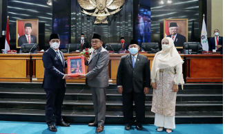 DPRD bersama Pemerintah Provinsi DKI Jakarta resmi mengesahkan Peraturan Daerah (Perda) tentang Anggaran Pendapatan dan Belanja Daerah (APBD) tahun 2022 dengan nilai sebesar Rp82,47 triliun. Dalam kesempatan itu, Wakil Gubernur DKI Jakarta Ahmad Riza Patria mengajak legislatif untuk bersinergi dalam membangkitkan perekonomian dan Jakarta Pasca Pandemi Covid-19 dengan cara melanjutkan program-program strategis yang selama ini sempat tertunda, sehingga dunia usaha bisa optimal kembali. “Sebab kita sama-sama sadari bahwa dampak pandemi Covid masih memberikan tekanan pada ekonomi Jakarta. Mudah-mudahan tahun 2022 perekonomian bisa bangkit dan pulih kembali,” ujarnya di gedung DPRD DKI Jakarta, Senin (29/11). Riza juga berjanji akan segera menindaklanjuti seluruh rekomendasi DPRD yang disampaikan selama penggodokan payung hukum ini dilaksanakan beberapa waktu lalu. “Jajaran eksekutif akan menindaklanjuti berbagai saran, komentar, dan rekomendasi dewan yang disampaikan mulai dari pembahasan hingga persetujuan Perda ini,” ungkapnya. Dikesempatan yang sama, Wakil Ketua DPRD DKI Jakarta Mohamad Taufik berharap tindaklanjut bisa sesuai dengan peraturan perundang-undangan yang berlaku. “Dengan disetujuinya Raperda APBD menjadi Perda, maka peraturan tersebut akan diserahkan pada gubernur untuk ditindaklanjuti sesuai peraturan perundang-undangan yang berlaku, dengan kiranya memperhatikan saran dan harapan oleh DPRD,” tandasnya.