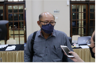 Badan Pembentukan Peraturan Daerah (Bapemperda) DPRD Provinsi DKI Jakarta kembali mematangkan revisi Perda Nomor 1 tahun 2014 tentang Rencana Detail Tata Ruang (RDTR) yang telah memasuki tahap harmonisasi. Ketua Bapemperda DPRD DKI Jakarta Pantas Nainggolan mengatakan, kali ini pembahasan fokus pada mekanisme pemanfaatan lahan milik warga yang berdiri di zona hijau atau Ruang Terbuka Hijau (RTH). Menurutnya hal ini cukup krusial dan butuh penyempurnaan dibeberapa pasal. “Kenyataannya saat ini banyak kawasan yang tersandra zona hijau, sehingga masyarakat tidak bisa apa-apa. Maka dengan revisi ini kita akan memberikan perhatian kesana,” ujarnya di Bogor Jawa Barat, Selasa (30/11). Pantas menjelaskan penyempurnaan dilakukan pada pasal 113 ayat 2, dimana pemilik lahan yang berdiri diatas zona hijau kini boleh membuat bangunan berupa hunian dan tempat usaha dengan sejumlah syarat yang telah ditetapkan. “Kita menghargai hak-hak yang ada disana. Kalau kemarin kan tidak bisa dikasih apa-apa, sekarang bisa diberikan IMB (izin mendirikan bangunan) dengan persyaratan tertentu,” ucapnya. Syarat dimaksud ditetapkan dalam pasal 115 yakni untuk hunian, Lahan Perencanaan (LP) dapat dimanfaatkan maksimal 80% saja, sementara 20%nya wajib dijadikan RTH dengan lebar minimal limameter. Sedangkan untuk tempat usaha hanya bisa dibangun 70% sementara 30%nya untuk RTH. Diatur juga bahwa RTH tersebut dapat diakses publik, serta bisa digunakan sebagai tempat rekreasi ataupun taman kota. Lalu diwajibkan juga pemilik lahan menanam pohon, serta membuat sumur resapan dua kali dari ketentuan. “Denga begitu kita bisa menciptakan ruang hidup yang lebih segar dan asri. Sedangkan sumur resapan tujuannya untuk pelestarian air tanah, supaya air tanah bisa tetap terjaga,” ucapnya. Dilokasi yang sama, Kepala Dinas Cipta Karya Tata Ruang dan Pertanahan Provinsi DKI Jakarta Heru Hermawanto menjelaskan hal terpenting dalam revisi ini yakni pemilik lahan harus bersedia membuat surat pernyataan diatas materai bahwa sewaktu-waktu lahannya siap dibebaskan Pemerintah. “Dengan perjanjian itu, maka jika Pemerintah membutuhkan lahan itu, pemilik harus bersedia menerima ganti rugi sesuai Perundang-undangan,” tandasnya.