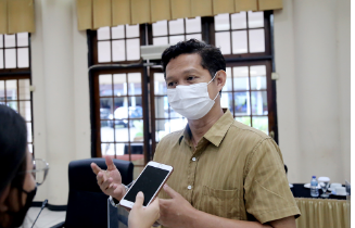 Badan Pembentukan Peraturan Daerah (Bapemperda) DPRD Provinsi DKI Jakarta lanjut mematangkan revisi Perda Nomor 1 tahun 2014 tentang Rencana Detail Tata Ruang (RDTR). Wakil Ketua Bapemperda DPRD DKI Jakarta Dedi Supriadi mengatakan, kali ini pembahasan fokus pada optimalisasi pemanfaatan tanah wakaf yang merupakan aspirasi dari masyarakat dengan penyempurnaan sejumlah pasal. “Jadi ini memang aspirasi masyarakat yang kita terima cukup lama, dalam perkembangannya Jakarta sebagai kota jasa, kota bisnis, tapi pemanfaatan tanah wakaf terbatas pada Perda yang ada. Makanya kita akan sempurnakan,” ujarnya di Bogor Jawa Barat, Rabu (1/12). Dedi pun menjelaskan dalam rangka optimalisasi tanah wakaf, nantinya lahan tersebut dapat dimanfaatkan untuk kegiatan komersil dan akan diatur dalam Pasal 59 ayat 6 serta 7, dimana izin dapat diberikan jika memenuhi persyaratan umum, yakni telah memiliki sertifikat tanah wakaf. “Nanti tanah wakaf bisa berdayaguna bagi masyarakat. Diantaranya ada kegiatan-kegiatan usaha dan manfaatnya jelas untuk masyarakat sekitar. Misalnya nanti Masjid atau Gereja yang berdiri diatas tanah wakaf, bisa ada nilai usahanya,” ucapnya. Di kesempatan yang sama, Kepala Dinas Cipta Karya Tata Ruang dan Pertanahan Provinsi DKI Jakarta Heru Hermawanto menjelaskan nantinya pemanfaatan tanah wakaf bisa disesuaikan dengan zona sekitar. “Maka jika lokasi tanah wakaf berdekatan dengan sub zona tertentu, maka bisa dilakukan pemanfaatan sesuai dengan sub zona sekitarnya. Tergantung. Kalau sekitarnya komersil, maka bisa ngikutin komersil,” ungkapnya. Namun Heru mengungkapkan masih ada beberapa kendala yang membuat masyarakat sulit memiliki sertifikat tanah wakaf, salah satunya yakni kelengkapan berkas. “Biasanya dibutuhkan riwayat tertulisnya, itu kadang-kadang yang susah untuk dibuktikan, karena biasanya wakaf secara lisan, ini yang menyulitkan untuk menetapkan sertifikat hak,” tandasnya.