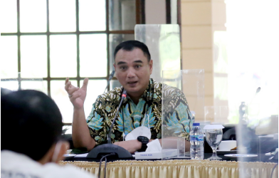 Badan Pembentukan Peraturan Daerah (Bapemperda) DPRD Provinsi DKI Jakarta terus mendalami dan mengkaji sejumlah pasal krusial dalam perubahan rancangan peraturan daerah (Raperda) Nomor 1 Tahun 2014 tentang Rencana Detail Tata Ruang (RDTR), Selasa dan Rabu (31/11-1/12). Sejumlah pasal krusial menjadi fokus dalam rapat. Seperti pemanfaatan tanah wakaf dan pemanfaatan lahan di zona hijau yang perlu ditinjau ulang asas kepentingan dan syaratnya.