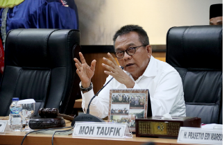 Badan Musyawarah (Bamus) DPRD Provinsi DKI Jakarta menetapkan kegiatan pengesahan Peraturan Daerah (Perda) untuk tiga Badan Usaha Milik Daerah (BUMD). Masing-masing Raperda tentang Perseroan Terbatas Jakarta Tourisindo, Raperda tentang Perusahaan Umum Daerah Air Minum Jaya, dan Raperda tentang Perusahaan Umum Air Limbah Jaya. Berdasarkan hasil rapat Bamus disepakati pengesahan akan digelar dalam rapat paripurna pada Jumat (24/12) mendatang. Wakil Ketua Bamus DPRD DKI Jakarta Mohamad Taufik mengatakan, ketiga Raperda tersebut telah melewati proses pembahasan yang mendalam oleh Badan Pembentukan Peraturan Daerah (Bapemperda) bersama Satuan Kerja Perangkat Daerah (SKPD) terkait dan fasilitasi Kementerian Dalam Negeri (Kemendagri). “Dari hasil Bapemperda sudah disampaikan ke Gubernur dan ke Kemendagri, barulah besok kita ke tahapan selanjutnya yaitu Rapimgab dan Paripurna untuk mengesahkan Perda-perda ini,” ujarnya di gedung DPRD DKI Jakarta, Senin (20/12). Taufik berharap dengan disahkannya perubahan status hukum tersebut, maka ketiga badan usaha milik daerah (BUMD) ini bisa lebih baik lagi dibanding tahun sebelumnya. “BUMD sudah difasilitasi oleh DPRD soal aturan yang memungkinkan anda berkembang baik. Mudah-mudahan setelah ditetapkan, BUMD bisa jalan lebih baik dengan aturan yang baru, dan bisa lebih sehat,” harapnya. Di kesempatan yang sama Pelaksana tugas (Plt) Kepala Badan Pembinaan Badan Usaha Milik Daerah (BP BUMD) DKI Jakarta Riyadi menjelaskan ketiga Rapeda ini telah selesai difasilitasi Kemendagri dan tidak ada permasalahan yang krusial, sehingga bisa segera disahkan dalam Paripurna. “Hasil dari fasilitasi Kemendagri, tidak ada perubahan yang signifikan, hanya terkait tentang redaksi yang diperbaiki. Jadi tidak ada substansi yang bermasalah,” tandasnya.