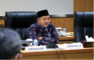 Rapat pimpinan gabungan (Rapimgab) DPRD Provinsi DKI Jakarta menghasilkan persetujuan untuk mengesahkan peraturan daerah (Perda) tiga Badan Usaha Milik Daerah (BUMD). Masing-masing Perubahan Perda tentang Perseroan Terbatas Jakarta Tourisindo, Perda tentang Perusahaan Umum Daerah Air Minum Jaya dan Perda tentang Perusahaan Umum Air Limbah Jaya. Wakil Ketua DPRD DKI Jakarta Abdurrahman Suhaimi menjelaskan, dengan persetujuan berdasar hasil evaluasi Kementerian Dalam Negeri (Kemendagri), maka tiga Perda tersebut akan disahkan, Jumat (24/12) besok. “Permintaan persetujuan dan permintaan pendapat akhir Gubernur terhadap tiga Raperda ini akan disampaikan pada rapat Paripurna besok, pukul 13.00 WIB,” katanya di gedung DPRD DKI Jakarta, Kamis (23/12). Dikesempatan yang sama, Pelaksana tugas (Plt) Kepala Badan Pembinaan Badan Usaha Milik Daerah (BP BUMD) DKI Jakarta Riyadi mengatakan Kemendagri telah menyerahkan hasil fasilitasi ketiga Rapeda ini pada 9 Desember 2021 lalu. Ia pun menjelaskan hasil evaluasi hanya diperlukan beberapa perbaikan terkait redaksional saja, sehingga sudah layak untuk segera disahkan dalam Paripurna. “Secara umum tidak ada perubahan yang signifikan, ada beberapa yang sifatnya redaksional saja, seperti di judul. Agar sesuai dengan redaksi untuk menyesuaikan pasal 402 uu 23 tahun 2014 dan itu bisa segera diakomodir,” ungkapnya. Sementara, Wakil Ketua Bapemperda DPRD DKI Jakarta Dedi Supriadi menjelaskan pihaknya telah melaksanakan tahapan-tahapan secara mendalam mulai dari menyusun kajian, mendengar aspirasi masyarakat, hingga membahas pasal demi pasal bersama pihak terkait untuk menyempurnakan revisi ketiga Raperda tersebut . “Jadi kami mohon dalam Rapimgab ini ketiganya bisa segera diantarkan ke Paripurna,” tandasnya.