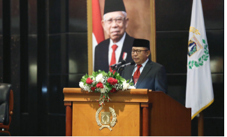 Badan Pembentukan Daerah (Bapemperda) DPRD Provinsi DKI Jakarta menyampaikan laporan secara keseluruhan atas hasil pembahasan Rancangan Peraturan Daerah (Raperda) tiga Badan Usaha Milik Daerah (BUMD) dalam Rapat Paripurna. Masing-masing Perda tentang Perseroan Terbatas Jakarta Tourisindo, Perda tentang Perusahaan Umum Daerah Air Minum Jaya dan Perda tentang Perusahaan Umum Air Limbah Jaya. Ketua Bapemperda DPRD DKI Jakarta Pantas Nainggolan berharap dengan disahkannya payung hukum tersebut, tiga BUMD dapat berkontribusi secara efektif untuk melayani masyarakat dan meningkatkan performa kerja dari penugasan Pemprov DKI Jakarta. “Besar harapan kami melalui ketiga Perda ini dapat membantu pelayanan lebih optimal terutama dalam pemenuhan kebutuhan air minum, pelayanan pengelolaan air limbah, dan pelayanan dibidang industri pariwisata,” ujarnya di gedung DPRD DKI Jakarta, Jumat (24/12). Pantas kemudian menjelaskan, tujuan direvisinya Perda tentang Perseroan Terbatas Jakarta Tourisindo agar bisa lebih berperan aktif dalam membentuk ekosistem pariwisata Jakarta yang terintegrasi serta mendongkrak pertumbuhan ekonomi daerah. “Untuk bisa mewujudkan harapan tersebut PT Jakarta Tourisindo perlu melakukan pengembangan bisnis sektor pariwisata dengan memanfaatkan teknologi, berinovasi, berkolaborasi dan memperkuat daya saing usaha, sehingga mampu mengimbangi perusahaan kelas dunia,” terangnya. Selanjutnya, Pantas menjelaskan direvisinya Perda tentang Perusahaan Umum Daerah Air Minum Jaya agar dapat meningkatkan cakupan layanan pemenuhan kebutuhan air minum melalui sistem penyediaan air minum (SPAM). “Tentunya untuk perluasan kegiatan tersebut, perlu diimbangi peningkatan modal dasar untuk revitalisasi dan membangun infrastruktur jaringan. Sehingga ketersediaan air bersih dapat terdistribusi keseluruh DKI Jakarta,” tuturnya. Terakhir, Pantas mengungkapkan direvisinya Perda tentang Perusahaan Umum Air Limbah Jaya untuk menyesuaikan bentuk hukum pendirian perusahaan dan juga untuk menguatkan tugas yang diberikan kepada PD PAL Jaya. “Seperti menyediakan pelayanan sesuai lingkup usahanya, menunjang kebijakan dan program pemerintah lebih optimal, menyediakan sarana dan prasarana pengelolaan air limbah, serta memberikan kontribusi terhadap pendapatan asli daerah,” ungkapnya.
