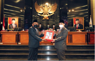 Dewan Perwakilan Rakyat Daerah (DPRD) Provinsi DKI Jakarta resmi mengesahkan perubahan Peraturan Daerah (Perda) untuk tiga Badan Usaha Milik Daerah (BUMD) dalam rapat paripurna, Jumat (24/11). Dengan pengesahan tersebut maka status hukum tiga BUMD tersebut juga berubah. Seperti status PT Jakarta Tourisindo (Jaktour) yang bertambah menjadi perseroan daerah (Perseroda). Kemudian untuk Perusahaan Umum Daerah Air Minum (PDAM) Jaya dan Perusahaan Umum Air Limbah (PAL) Jaya berubah status hukumnya menjadi perusahaan umum daerah (Perumda). Wakil Ketua DPRD DKI Mohamad Taufik mengatakan, persetujuan tiga perda telah memenuhi ketentuan dalam Pasal 9 Ayat 4 huruf a angka 2 Peraturan Pemerintah Nomor 12 Tahun 2018 tentang Pedoman Penyusunan Tata Tertib DPRD Provinsi, Kabupaten, dan Kota. “Dengan disetujuinya tiga raperda tersebut menjadi peraturan daerah. Maka peraturan daerah dimaksud akan segera diserahkan kepada Gubernur Provinsi DKI Jakarta, untuk ditindaklanjuti sesuai peraturan yang berlaku,” kata Taufik saat memimpin rapat paripurna. Sementara itu, Wakil Gubernur DKI Ahmad Riza Patria mengapresiasi persetujuan tiga raperda BUMD telah dilakukan secara demokratis. Ia memastikan ketiga perda BUMD akan bermanfaat bagi warga. Seperti, dengan penetapan raperda tentang Jakarta Tourisindo diharapkan agar berperan lebih besar dalam pengembangan pariwisata. “Dengan membangun ekosistem pariwisata DKI Jakarta yang terintegrasi dan berkelanjutan,” terangnya. Sedangkan, untuk penetapan Raperda tentang Perusahaan Daerah Air Minum (PDAM) Jaya diharapkan mampu meningkatkan profesionalisme dalam pemenuhan kebutuhan air minum yang higienis untuk masyarakat. “Dalam rangka meningkatkan kesejahteraan, meningkatkan pendapatan asli daerah, serta turut melakaanakan pengembangan perekonomian daerah,” sambungnya. Terakhir untuk penetapan Raperda tentang Perumda PAL Jaya, dikatakan Ariza, berharap agar BUMD ini dapat menunjang kebijakan umum Pemprov DKI dalam meningkatkan kesejahteraan rakyat. “Dengan memberikan jasa pelayanan, pengelolaan air limbah. Termasuk penyaluran pengumpulan pemeliharaan dan pengolahannya,” tandas Ariza.