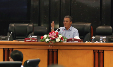 Dewan Perwakilan Rakyat Daerah (DPRD) Provinsi DKI Jakarta mulai membahas dokumen hasil pembahasan evaluasi Kementerian Dalam Negeri (Kemendagri) terhadap Rancangan Peraturan Daerah (Raperda) tentang Anggaran dan Pendapatan Belanja Daerah (APBD) Tahun Anggaran 2022, Rabu (5/1). Ketua DPRD DKI Prasetio Edi Marsudi mengatakan, dokumen tersebut baru diberikan ke DPRD di tanggal 30 Desember 2021 kemarin. Sementara berdasarkan Peraturan Pemerintah Nomor 12 Tahun 2019 tentang Pengelolaan Keuangan Daerah batas akhir pengembalian dokumen hasil evaluasi tersebut ke Kemendagri hanya tujuh hari kerja, dengan sanksi penundaan atau pemotongan dana transfer umum jika tidak ada kesepakatan. “Saya minta tolong pak Sekda kerja samanya, sebagai penanggung jawab Banggar harusnya kita DPRD bisa ikut mengkoreksi hasil evaluasi ini. Kalau seperti ini tidak bisa dikoreksi, kita malah menerima apa adanya dari Kemendagri, padahal kita punya hak juga untuk menjawab,” kata Pras sapaan karib Prasetio saat memimpin rapat. Berdasarkan sejumlah informasi yang disampaikan Tim Anggaran Pemerintah Daerah (TAPD), Kemendagri merekomendasikan agar penambahan anggaran Belanja Tidak Terduga (BTT) ditambahkan sebesar 5 persen hingga 10 persen dari BTT tahun 2021 atau minimal Rp209,77 miliar. Merujuk dari ambang batas itu, Kemendagri meminta Pemprov DKI agar alokasi BTT dalam Perda APBD Tahun 2022 diambil dari efisiensi 73 PASK hasil evaluasi Kemendagri dengan anggaran Rp429,15 miliar yang tersebar di 73 Satuan Kerja Perangkat Daerah (SKPD). Selain itu, Kemendagri juga merekomendasikan program kegiatan sub kegiatan dan PASK yang belum tercantum dalam Rencana Kerja Pemerintah Daerah (RKPD) dan KUA-PPAS tidak diperkenankan untuk dianggarkan dalam Raperda Provinsi DKI Jakarta TA 2022 dan dialihkan untuk mendukung target capaian Prioritas Pembangunan Nasional Tahun 2022. Atas dasar itu, Pras bersama jajaran Badan Anggaran (Banggar) meminta agar TAPD menindaklanjuti sejumlah catatan yang disampaikan Kemendagri dalam penyempurnaan Perda APBD DKI 2022. Sementara itu, Sekretaris Daerah (Sekda) selaku Ketua TAPD Provinsi DKI Jakarta Marullah Matali memastikan bahwa pihaknya akan berkoordinasi dengan Kemendagri terhadap hasil evaluasi Perda APBD Tahun 2022. “Jadi evaluasi yang kami dapat kali ini berbeda dengan tahun-tahun sebelumnya. Kami akan berdiskusi dengan Kemendagri dan akan kami sampaikan segera hasilnya kembali kepada dewan,” tandas Marullah.