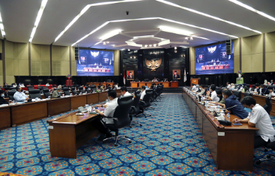 Badan Anggaran (Banggar) DPRD Provinsi DKI Jakarta menggelar rapat kerja bersama Tim Anggaran Pemerintah Daerah (TAPD), Rabu (6/1). Rapat digelar untuk menyempurnakan kembali dokumen APBD tahun anggaran 2022 hasil evaluasi Kementerian Dalam Negeri (Kemendagri). Pada kesempatan itu Ketua Banggar DPRD DKI Jakarta Prasetio Edi Marsudi meminta penyesuaian waktu penyempurnaan mengingat berdasarkan Peraturan Pemerintah Nomor 12 Tahun 2019 tentang Pengelolaan Keuangan Daerah batas akhir pengembalian dokumen hasil evaluasi tersebut ke Kemendagri hanya tujuh hari kerja. Jika tidak ada kesepakatan, maka akan ada sanksi penundaan atau pemotongan dana transfer umum.