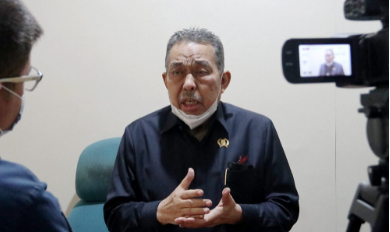 Komisi C DPRD Provinsi DKI Jakarta menyoroti lemahnya realisasi penerimaan daerah yang dicatatkan sebesar Rp34,55 triliun dari target penerimaan Rp37,21 triliun atau 92,84% di sepanjang 2021 dalam rapat evaluasi penerimaan daerah tahun 2021 bersama Badan Pendapatan Daerah (Bapenda), Rabu (12/1). Wakil Ketua Komisi C DRPD DKI Rasyidi HY menjelaskan, ada sejumlah faktor yang menyebabkan lesunya realisasi target, antara lain Pajak Kendaraan Bermotor (PKB) yang hanya tercapai Rp8,63 triliun dari Rp8,8 triliun atau 98,12%, Pajak Bumi Bangunan Pedesaan Kota (PBB-P2) Rp8,48 triliun dari Rp10,25 triliun atau 82,79%, dan serta Bea Perolehan Hak Tanah atas Bangunan (BPHTB) Rp5,45 triliun dari target Rp6,92 triliun atau 78,84%. “Sehingga itu yang menyebabkan ketidaktercapaian ada 3 dari 13 unsur pajak. Padahal sasaran kita itu Rp37,21 triliun tapi hanya tercapai Rp34,5 triliun,” kata Rasyidi di Gedung DPRD DKI. Karena itu, Komisi C mendorong Bapenda DKI agar menjadikan penurunan ketiga sektor penerimaan daerah di sepanjang 2021 catatan penting dalam pengambilan kebijakan optimalisasi potensi penerimaan daerah di tahun ini. “Karena yang lain sudah tercapai, tiga penerimaan ini di tahun 2022 ini harus sama-sama bergerak. Mulai dari Provinsi hingga ke suban (Suku Badan) termasuk Samsat,” ungkapnya. Sementara itu, Kepala Badan Pendapatan Daerah (Bapenda) Provinsi DKI Jakarta Lusiana Herawati menyatakan bahwa pihaknya mulai akan memberlakukan upaya penagihan penerimaan daerah dengan sistem Open Payment. Salah satunya, terhadap mekanisme pembayaran PBB-P2 yang dapat diatur secara fleksibel oleh Wajib Pajak (WP). “Jadi mereka (WP) bisa mengisi kesanggupannya atau komitmennya melakukan cicilan, sehingga kita bisa memprediksi bulan Maret akan terima uang berapa, April berapa dengan jatuh tempo. Itu bisa kita lebih mudah lagi dalam menghitung cashflow kita,” ungkap Lusiana.