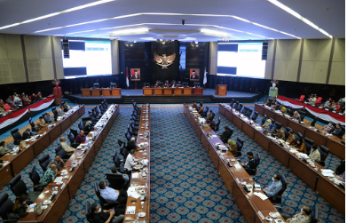 DPRD Provinsi DKI Jakarta bersama Tim Anggaran Pemerintah Daerah (TAPD) kembali mendalami dokumen APBD tahun 2022 hasil evaluasi Kementerian Dalam Negeri (Kemendagri). Ketua Badan Anggaran DPRD DKI Jakarta Prasetio Edi Marsudi menjelaskan, sejauh ini ada sebanyak 73 Penjabaran Anggaran Sub Kegiatan (PASK) yang terimbas evaluasi Kemendagri. Sementara hampir sebagian besar anggaran tersebut diperlukan di tengah masyarakat. “Saya minta rasionalisasi belanja yang sudah ada di RKPD, mana yang mendesak dan tidak. Jadi hari ini kita akan meminta persetujuan dari 73 PASK yang tidak diperkenankan untuk dijelaskan kembali, dan akan diputuskan dalam forum Banggar yang resmi ini,” ujarnya di gedung DPRD DKI Jakarta, Kamis (13/1). Di lokasi yang sama, Sekretaris Daerah (Sekda) DKI Jakarta Marullah Matali menjelaskan, bahwa masih ada kesempatan PASK yang terevaluasi untuk dianggarkan kembali, namun harus memenuhi kriteria keadaan darurat dan mendesak sesuai Pasal 69 Peraturan Pemerintah Nomor 12 Tahun 2019 tentang Pengelolaan Keuangan Daerah. “Kriteria keadaan darurat seperti bencana alam, bencana sosial, kejadian luar biasa, pelaksanaan operasi pencarian dan pertolongan, kerusakan sarana dan prasarana yang mengganggu pelayanan publik,” ucapnya. Sementara untuk keperluan mendesak, Marullah kembali menjelaskan diantaranya yakni kebutuhan daerah dalam rangka pelayanan dasar masyarakat, belanja daerah yang bersifat mengikat dan wajib, pengeluaran daerah yang berada diluar kendali Pemerintah Daerah dan tidak dapat diprediksi sebelumnya, serta amanat peraturan perundang-undangan. “Terakhir terkait pengeluaran daerah yang apabila ditunda akan menimbulkan kerugian yang besar bagi Pemerintahan Daerah atau masyarakat,” ungkapnya. Berdasarkan hasil rapat, Badan Anggaran dan TAPD menetapkan sebanyak 24 dari 73 PASK untuk dianggarkan di APBD tahun anggaran 2022. Kepala Badan Pengelolaan Keuangan dan Aset Daerah (BPKD) DKI Edi Sumantri menjelaskan, ada sebanyak 15 PASK di Komisi A kembali dianggarkan. “Di Komisi A terdapat 15 PASK yang dihidupkan kembali, di Walikota Selatan ada 7 PASK baru dengan total nilai Rp266 miliar. Untuk Komisi E ada 2 senilai Rp11,9 miliar dan 18,4 miliar,” tandasnya. Selanjutnya Edi menerangkan setelah ditetapkan, 24 PASK ini akan dimasukan ke dalam berita acara dan akan di tandatangani oleh Gubernur, Ketua DPRD dan para Wakil Ketua sebagai lampiran permohonan nomor registrasi perda.