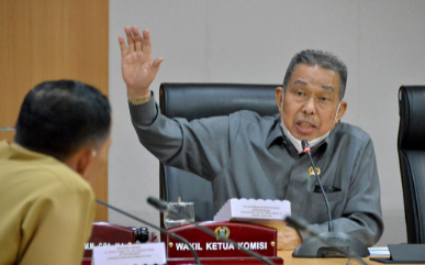 Komisi C DPRD Provinsi DKI Jakarta meminta Badan Pelayanan Pengadaan Barang dan Jasa (BPPBJ) DKI Jakarta secepatnya melaksanakan lelang atau tender untuk pelaksanaan kegiatan di tahun 2022. Hal tersebut diminta karena rendahnya penyerapan Anggaran Pendapatan dan Belanja Daerah (APBD) BPPBJ pada tahun 2021 yang hanya mencapai 81,83% namun 12,18% masih dalam proses. Sehingga sampai saat ini baru terealisasi 69,65%. “Akibat dari tidak tercapai itu, penyerapan kita rendah. Oleh karena itu dari sekarang kita mengharapkan kepada BPPBJ supaya mulai dari sekarang. Kita akan dorong terus mereka untuk sesegera mungkin memulai (lelang tender),” ujar Rasyidi, Wakil Ketua Komisi C di gedung DPRD DKI Jakarta, Selasa (18/1). Dengan percepatan tersebut, ia berharap dapat meminimalisir faktor-faktor penyebab kegagalan pelaksanaan kegiatan, seperti tidak cukupnya waktu seperti yang terjadi di tahun lalu. “Kami berharap kegagalan tahun 2021 tidak terjadi di tahun 2022, makanya hari ini kita melaksanakan satu pertemuan untuk mendorong mereka sesegera mungkin melakukan tender,” ucapnya. Dalam kesempatan itu, Rasyidi juga meminta agar BPPBJ konsisten menerapkan sistem online untuk pendaftaran peserta tender, sehingga seluruh persyaratan dapat dipenuhi tanpa terkecuali dan menjunjung tinggi transparansi. “Kita berharap kalau memang itu sudah merupakan satu aturan, harus tetap diikuti. Kalau sudah pakai sistem online kita tidak bisa apa-apa. Saya kira kita harus mendorong sistem online ini,” ungkapnya. Dilokasi yang sama, Sekretaris BPPBJ Eko Setiawan mengakui memang tahun 2021 lalu banyak faktor yang membuat tender gagal. Ia merinci dari 974 paket dengan nilai Rp7,5 triliun, yang selesai sampai saat ini baru 733 paket senilai Rp5,2 triliun, masih dalam proses 1 paket senilai Rp906 miliar. Sedangkan yang batal ada sebanyak 255 paket senilai Rp1,3 triliun dan 14 paket senilai Rp52 miliar gagal. “Kita sengaja membagi dua kata. Batal itu sebenarnya sudah pernah diusulkan, kemudian karena satu dan lain hal misalkan duitnya di refocusing atau waktu pelaksanaan tidak cukup, jadi membatalkan. Tidak jadi tender. Kalau gagal, sudah ditender tapi tidak berhasil mendapatkan penyedia,” ungkapnya. Namun Eko mengatakan beberapa upaya akan dilakukan sehingga penyerapan tahun 2022 bisa lebih baik. Diantaranya, apabila tender sudah dua kali gagal maka bisa menerapkan metode penunjukan langsung. “Kita bisa melakukan penunjukan langsung dengan pertimbangan seandainya kalau di tender sudah tidak mencukupi waktu (pengerjaan). Jadi bisa berubah metodenya, tapi kalau memang waktunya masih cukup secara umum biasanya diulang-ulang terus sampai berhasil mendapatkan vendor,” tandasnya.