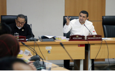 Komisi C DPRD Provinsi DKI Jakarta mendorong Badan Pengelola Aset Daerah (BPAD) terus melakukan inventarisasi dan melegalisasi aset milik DKI Jakarta. Hingga saat ini, Komisi C menilai pengamanan aset yang dilakukan BPAD masih lemah mengingat ada sejumlah aset milik Pemprov yang digugat pihak lain, salah satunya yakni lahan bekas kantor Walikota Jakarta Barat di Jalan Letjen S Parman. “Saya minta fokuskan asal usul surat karena berapa banyak aset pemprov yang digugat. Tolong saat kita terima aset apapun dari pihak pengembang, saya minta jangan hanya berita acara karena itu bukan bukti kepemilikan. Harus sertifikat dan akta,” ujar Habib Muhammad bin Salim Alatas, Ketua Komisi C di gedung DPRD DKI, Rabu (19/1). Habib menyayangkan selama ini Pemprov hanya membuat berita acara ketika menerima aset, sehingga riskan terkena gugatan dari pihak lain. “Harus ada akta, hilangpun bisa kita minta salinannya. Tapi kalau berita acara saja, hilang bisa dijual. Kita mau Pemprov bisa terima sertifikat sehingga clear and clear agar tidak ada permasalahan di kemudian hari,” ucapnya. Habib juga meminta BPAD DKI untuk segera menyelesaikan inventarisir seluruh aset milik Pemprov dan dicatat dalam dokumen online, sehingga bisa meminimalisir terjadinya gugatan atau pengakuan hak milik oleh sejumlah oknum. “Makanya saya minta seluruh aset diinventarisir semua. Kalau semua sudah diinventarisir, kita buat online. Jadi kita tau mana aset kita yang sudah mati atau masih hidup. Mana yang sudah dikerjasamakan dengan pihak ketiga, mana yang belum. Karena kalau tidak, tanah yang terlantar bisa diambil atau dimainkan oknum tertentu,” ungkapnya. Di lokasi yang sama, Plt Kepala BPAD DKI Jakarta Reza Phahlevi menyanggupi tahun 2022 ini untuk segera melakukan digitalisasi inventarisir aset. “Kita akan melakukan persertifikatan massal, dengan anggaran Rp10 miliar dan menjadikan sertifikat sebagai ujung tombak badan pengelola aset daerah,” katanya. Reza juga menegaskan bahwa penerbitan sertifikat harus diketahui dan diizinkan terlebih dahulu oleh Kepala Badan. Serta apabila diketahui ada pelanggaran, maka akan diberikan sanksi tegas. “Hari ini dokumen aset sertifikat hanya boleh keluar atas perintah Plt Kepala Badan, haram hukumnya Kepala Bidang bisa mengeluarkan itu. Kalau ketahuan tanpa seijin saya, akan diberikan sanksi dua tahun tidak diberikan TKD,” tandasnya.