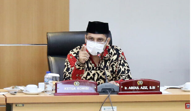 Komisi B DPRD Provinsi DKI Jakarta menyebut Perumda Sarana Jaya dan PT Jakarta Propertindo (Jakpro) Perseroda perlu memaksimalkan kinerja. Upaya tersebut perlu dilakukan agar target kegiatan strategis daerah (KSD) yang telah ditetapkan Gubernur tercapai. Dalam Keputusan Gubernur (Kepgub) Nomor 1042 Tahun 2019 telah mencantumkan 60 KSD. Kepgub ini dibuat untuk mengimplementasikan Peraturan Gubernur (Pergub) Nomor 68 Tahun 2018 tentang Percepatan Pelaksanaan Kegiatan Strategis Daerah. “Mengingat jabatan Gubernur tinggal hanya beberapa bulan lagi, dan masih banyak KSD yang ada di BUMD-BUMD harus dilakukan percepatan penyelesaian kegiatan,” ujar Abdul Aziz, Ketua Komisi B di gedung DPRD DKI Jakarta, Senin (24/1). Berdasarkan informasi yang disampaikan masing-masing BUMD terhadap program prioritas 2021 dan rencana kerja 2022, Perumda Sarana Jaya memastikan penyediaan perumahan melalui sistem pembayaran DP nol terus dilakukan di dua lokasi. Yakni, Nuansa Pondok Kelapa untuk penjualan mencapai 90,9% atau terjual 709 unit dari 780 unit dan Nuansa Cilangkap telah dilakukan progres fisik pembangunan sebesar 36,49% dan ditargetkan selesai Juli 2022, dan pendaftaran calon penghuni sementara ini mencapai 49.754 orang. Sedangkan untuk BUMD PT Jakpro (Perseroda) juga terus berupaya menggenjot percepatan revitalisasi TIM yang ditargetkan rampung Maret tahun ini dengan pencapaian pembangunan 75,96% dari target pembangunan 75,68%. Beberapa pekerjaan lapangan yang dilakukan saat ini telah dilakukan dalam 3 fase. Yakni fase 1 meliputi pembangunan Masjid Amir Hamzah, Gedung Parkir Taman dan Gedung Perpustakaan dan Wisma Seni (100%), fase 2 meliputi pembangunan Graha Bakti Budaya, Teater Halaman, Galeri Annex, Upgrading Planetarium dan Pusat Latihan Seni dan Pekerjaan Kawasan (67,79%) dan fase 3 meliputi pekerjaan interior dan operating equipment (51,07%). Meski demikian, Aziz memastikan Komisi B akan terus mendalami sejumlah mega proyek besar yang dimiliki kedua BUMD ini agar sesuai dengan kajian dan target perencanaan kedepan. “Banyak proyek-proyek lain juga yang sedang kita evaluasi, sudah berapa persen penyelesaian dan kira-kira kapan bisa diselesaikan. Kita juga akan melanjutkan dengan BUMD-BUMD yang lain sampai kita tahu pasti bahwa KSD yang ada di BUMD akan segera terselesaikan sesuai dengan waktunya,” ungkap Aziz. Sementara itu, Direktur Utama Perumda Pembangunan Sarana Jaya Agus Himawan Widiyanto memastikan akan terus berkoordinasi agar seluruh KSD dapat terlaksana sebagaimana mestinya. Seperti pembukaan hunian untuk program DP Nol Rupiah di Nuansa Cilangkap bagi yang telah mendaftar menjadi calon penghuni. “Kita akan segera laksanakan kick-off dalam waktu dekat ini,” terangnya. Hal senada juga diungkapkan Direktur Pengembangan Bisnis PT Jakpro (Perseroda) Mohamad Aprindy. Ia menerangkan pihaknya juga akan terus berupaya menggenjot proyek yang menjadi KSD saat ini. Khususnya, dalam menghidupkan kembali fungsi TIM sebagai salah satu pusat seni kebudayaan. “Kedepan kita juga akan optimalkan sisi culture-nya,” tandas Aprindy.