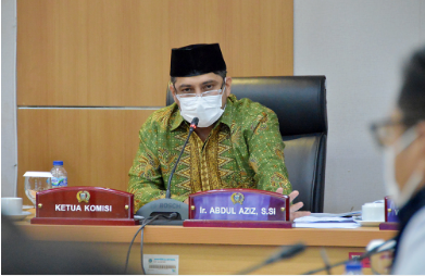 Komisi B DPRD Provinsi DKI Jakarta menyebutkan, masih banyak keluhan masyarakat mengenai layanan air bersih dan pengelolaan limbah di Ibukota. Dua Badan Usaha Milik Daerah (BUMD), yakni Perusahaan Umum Daerah (Perumda) Air Minum Jaya dan Pengelolaan Air Limbah (PAL) Jaya didorong tingkatkan layanan dalam program kerja tahun 2021. “Saat ini ada tingkat kebocoran air bersih yang cukup besar diatas 40% bahkan nyaris sampai 50%, ini tentu jadi perhatian buat kita bahwa PAM Jaya ini menyelesaikan kebocoran tersebut agar layanan air di masyarakat menjadi lebih baik,” ujar Abdul Aziz, Ketua Komisi B di gedung DPRD DKI Jakarta, Rabu (26/1). “Untuk PAL Jaya, kami terus memonitor karena ada masukan-masukan masyarakat yang tidak sesuai dengan layanan (pengolahan limbah) yang diinginkan,” katanya lagi. Setelah evaluasi dilakukan, dikatakan Aziz, Komisi B meminta agar BUMD PAM Jaya dan PAL Jaya mengakomodir semua saran dan masukan demi perbaikan dan peningkatan kualitas layanan masyarakat kedepan. “Ini tentunya menjadi perhatian kita supaya Jakarta menjadi semakin lebih sehat, semakin lebih higienis dan masyarakat semakin lebih nyaman di Jakarta,” ungkap Aziz. Sementara itu, Direktur Perumda Air Minum Jaya Syamsul Bachri Yusuf memastikan bahwa pihaknya tengah menyiapkan langkah strategis dalam mengoptimalkan layanan kebutuhan air bersih kepada warga secara bertahap hingga 2030 melalui optimalisasi Sistem Pengolahan Air Minum (SPAM). Pasalnya melalui optimalisasi SPAM, BUMD PAM Jaya mengklaim telah berhasil menjaring 900 ribu pelanggan dengan cakupan layanan 66% dan menghasilkan pendapatan Rp2,65 triliun di tahun 2021. Merujuk dari pencapaian 2021, PAM Jaya bersikap optimis untuk tahun 2023 akan mampu menargetkan penambahan pelanggan hingga diatas 1 juta orang cakupan layanan 75% dengan target pendapatan Rp2,85 triliun. Serta penambahan kembali menjadi 2 juta orang pelanggan cakupan layanan secara penuh di tahun 2030 mendatang. “Ini bisa terjadi karena PAM Jaya akan memegang kendali dalam pengelolaan SPAM DKI Jakarta dengan cakupan layanan 100% ke masyarakat,” terang Syamsul. Sedangkan, Direktur Utama PD PAL Jaya Aris Supriyanto juga memastikan pihaknya juga akan terus memprioritaskan cakupan layanan terhadap program-program pengolahan beragam jenis limbah yang berada di zona-zona krusial tahun ini. “Seperti penuntasan jaringan zona nol pipa air limbah, pembangunan jaringan pipa air limbah dan IPAL Ancol, pembangunan IPAL di kawasan Nine Thamrin. Pengelolaan limbah medis B3, pemasangan pipa limbah dan IPAL kawasan TB Simatupang, hingga pipa distribusi air daur ulang IPAL Setiabudi dan Krukut akan kita prioritaskan,” tandas Aris.