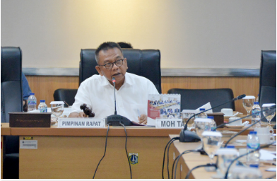 Dewan Perwakilan Rakyat Daerah (DPRD) Provinsi DKI Jakarta akan segera membahas dua Rancangan Peraturan Daerah (Raperda) usulan eksekutif. Berdasarkan hasil kesepakatan Badan Musyawarah (Bamus), kedua Raperda yang akan dibahas masing-masing perubahan Perda Nomor 1 tahun 2014 tentang Rencana Detail Tata Ruang (RDTR) dan Raperda tentang Pelaksanaan Penghormatan, Perlindungan dan Pemenuhan Hak Penyandang Disabilitas. “RDTR tinggal masuk Rapimgab tanggal 9 Februari, (Raperda) Disabilitas tinggal kita mulai bahas satu per satu,” ucap Mohamad Taufik, Wakil Ketua Bamus di gedung DPRD DKI, Jumat (28/1). Ia menjelaskan, mengenai Raperda tentang Pelaksanaan Penghormatan, Perlindungan dan Pemenuhan Hak Penyandang Disabilitas akan diawali dengan penyampaian pidato Gubernur pada 7 Februari mendatang. Kemudian dilanjutkan penyampaian pandangan umum Fraksi-fraksi pada 8 Februari dan penyampaian jawaban Gubernur akan disampaikan di waktu yang sama. Setelah itu, Pembahasan Raperda tentang Pelaksanaan Penghormatan, Perlindungan dan Pemenuhan Hak Penyandang Disabilitas akan mulai dibahas di tingkat Badan Pembentukan Peraturan Daerah (Bapemperda) bersama eksekutif pada Februari hingga Maret mendatang. Yakni, diawali dengan paparan eksekutif, uji publik (Rapat Dengar Pendapat Umum/RDPU) hingga pembahasan pasal per pasal. “Khusus untuk disabilitas, pembahasan dilakukan secara simultan sesuai agenda Bapemperda,” terangnya. Dengan demikian, Taufik berharap agar masing-masing Satuan Kerja Perangkat Daerah (SKPD) pengusul agar mempersiapkan seluruh materi pembahasan tanpa terkecuali. “Supaya ini cepat terbahas dan bisa disetujui sesuai jadwal yang kita tetapkan hari ini,” tandas Taufik.
