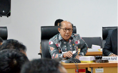 Badan Pembentukan Peraturan Daerah (Bapemperda) DPRD Provinsi DKI Jakarta mulai memproses usulan perubahan Perda Nomor 8 Tahun 1999 tentang Jaringan Utilitas. Dengan direvisinya alas hukum tersebut diharapkan kedepan dapat memperbaiki permasalahan jaringan yang kerap semrawut sehingga merusak estetika Ibukota. Selain itu, perubahan Perda itu juga didorong dapat memperbaiki kualitas layanan bagi masyarakat. “Yang pasti semua kita menginginkan bagaimana kedepan pengelolaan SJUT ini sesuatu yang sangat baik, dan bisa memberikan kemudahan-kemudahan. Sehingga tercipta pengelolaan jaringan yang aman tertib dan bermanfaat untuk seluruh masyarakat,” kata Pantas Nainggolan, Ketua Bapemperda di gedung DPRD DKI Jakarta, Senin (7/2). Bapemperda DPRD DKI, lanjutnya, juga meminta adanya perbaikan kualitas layanan umum seperti mekanisme perizinan layanan jaringan internet telepon hingga kabel listrik untuk ditempatkan dibawah tanah sesuai konsiderans dan aturan perundang-undangan yang berlaku. “Entah itu dari kementerian dan lain sebagainya. Karena raperda (perubahan SJUT) ini masih sesuatu yang sangat dinamis, mengingat sarana pengelolaan SJUT ini masih sangat sedikit dan ini ada kewajiban pemerintah DKI Jakarta bagaimana bisa mempersiapkan SJUT di seluruh wilayah,” ungkap Pantas. Melalui percakapan virtual, salah satu unsur masyarakat yang diwakili Asosiasi Penyelenggara Telekomunikasi Seluruh Indonesia (ATSI) DKI Jakarta Soeradi Djojosoedarmo menyatakan pihaknya siap mengawal proses pembahasan revisi perda nomor 8 tahun 1999 tentang Jaringan Utilitas. Khususnya dalam pengaturan tata kelola jaringan telekomunikasi yang lebih baik kedepan. “Jadi kita bersama-sama juga perlu mendukung dan perbaikan revisi perda utilitas ini, dalam hal ini kita bersepakat agar pemenuhan kebutuhan layanan umum masyarakat dapat terakomodir,” ucap Soeradi. Sementara itu, Kepala Dinas Bina Marga Provinsi DKI Jakarta Hari Nugroho memastikan pihaknya akan selalu terbuka dengan beragam masukan guna menyempurnakan kembali perbaikan tata kelola SJUT melalui revisi perda nomor 8 tahun 1999 tentang Jaringan Utilitas. “Sehingga ada keterpaduan pemanfaatan dan pengendalian ruang darat ruang laut ruang udara termasuk ruang bawah permukaan tanah dan air. Dengan mempertimbangkan daya dukung sumber daya alam serta daya tampung lingkungan hidup secara berkelanjutan,” tandas Hari.