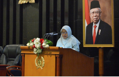 Sembilan fraksi di Dewan Perwakilan Rakyat Daerah (DPRD) Provinsi DKI Jakarta menyetujui usulan rancangan peraturan daerah (Raperda) tentang Pelaksanaan Penghormatan, Perlindungan dan Pemenuhan Hak Penyandang Disabilitas dalam rapat paripurna, Selasa (8/2). Fraksi PDI Perjuangan DPRD DKI dalam pandangannya menyambut baik usulan Raperda tentang Pelaksanaan Penghormatan Perlindungan dan Pemenuhan Hak Disabilitas tersebut. Hanya saja, dalam pelaksanaan perlu diimbangi penyediaan anggaran pendukung yang memadai. “Mengingat jumlah penyandang disabilitas di Provinsi DKI Jakarta terus berkembang. Sebagai contoh bahwa pada tahun 2015 warga disabilitas yang berusia 10 tahun keatas sebanyak 6.003 jiwa. Jumlah tersebut mencapai 14.471 jiwa per orang yang terdiri dari ragam disabilitas ganda di DKI Jakarta pada September 2018,” kata Wa Ode Herlina, Anggota Fraksi PDI Perjuangan DPRD DKI. Fraksi Gerindra DPRD DKI dalam pandangannya menilai kehadiran Raperda tersebut perlu mendapat dukungan. Sebab penyandang disabilitas adalah subyek yang berhak atas penghormatan perlindungan dan pemenuhan hak asasi manusia sehingga mendapat kesempatan yang sama dalam pengembangan diri. “Oleh karenanya Fraksi Gerindra bersepakat perlunya segera Rancangan Perda tentang pelaksanaan penghormatan perlindungan dan pemenuhan hak disabilitas segera dibahas,” terang Dian Pratama, Anggota Fraksi Gerindra DPRD DKI. Fraksi NasDem DPRD DKI juga melihat kehadiran Raperda Penyandang Disabilitas ini adalah langkah tepat Pemprov DKI dalam upaya memperjuangkan hak penyandang disabilitas di ruang publik. Diharapkan raperda ini menjadi solusi atas perda Peraturan Daerah nomor 10 tahun 2011 tentang disabilitas yang sudah tidak sesuai dengan kondisi disabilitas terkini. “Jadi harus disesuaikan dengan perkembangan jaminan hukum dan hak-hak yang melekat pada penyandang disabilitas,” ungkap Wibi Andrino, Ketua Fraksi NasDem DPRD DKI. Fraksi PKS DPRD DKI dalam pandangannya juga mendukung usulan Raperda penghormatan perlindungan dan pemenuhan hak disabilitas sebagai pengganti Perda Nomor 10 Tahun 2011 tentang Perlindungan Penyandang Disabilitas dengan memberikan dukungan yang lebih komprehensif kepda penyandang disabilitas. “Fraksi PKS juga mendukung diubahnya pendekatan dalam memberikan dukungan kepada penyandang disabilitas dari pendekatan charity base menjadi pendekatan right base. Karena saudara-saudara kita penyandang disabilitas juga memiliki kemampuan untuk berkembang dan perlu didukung pemenuhan hak-haknya agar mereka lebih berdaya,” tutur Yusriah Dzinnun, Anggota Fraksi PKS DPRD DKI. Fraksi Demokrat DPRD DKI juga memberikan apresiasi kepada Pemprov DKI yang telah menyusun rancangan naskah akademis dan Raperda secara komprehensif. “Fraksi Demokrat berharap raperda tersebut akan mewujudkan taraf penghidupan penyandang disabilitas yang lebih berkualitas adil sejahtera lahir dan batin bermartabat. Serta mampu terlibat dalam kegiatan pemerintahan dan kemasyarakatan secara aktif dan bermakna,” ucap Fraksi Demokrat DPRD DKI secara tertulis. Fraksi PAN DPRD DKI menilai Jakarta perlu memiliki Perda untuk mendukung hak disabilitas mengingat penyandangnya memiliki kedudukan hukum dan Hak Asasi Manusia (HAM) yang sama menjadi bagian tak terpisahkan dari Warna Negara Indonesia (WNI). Selain itu, sebagian besar penyandang disabilitas di Indonesia hidup dalam kondisi yang rentan karena pembatasan pengurangan bahkan penghilangan hak atas penyandang disabilitas. “Dalam pengembangan saat ini makin banyaknya kaum disabilitas di Indonesia, maka perlu adanya dukungan program dan kegiatan yang mengacu pada asas kesetaraan hak bagi penyandang disabilitas tersebut,” ujar Oman Rohman Rakinda, Sekretaris Fraksi PAN DPRD DKI. Fraksi PSI DPRD DKI juga menilai kehadiran Raperda Penyandang Disabilitas ini nantinya dapat menjadikan Jakarta menjadi Kota yang semakin lebih akrab dan kebutuhan penyandang disabilitas kedepan menjadi lebih baik. “Sebagaimana sebuah Ibukota, masyarakat Indonesia berharap mampu menjadi contoh dan model bagi percontohan kota lainnya. Terkhusus dalam membangun kota yang Ramah dan berpihak kepada penyandang disabilitas,” tutur August Hamonangan, Anggota Fraksi PSI DPRD DKI. Fraksi Golkar DPRD DKI dalam pandangannya berharap kehadiran Perda Hak Disabilitas dapat memberi ruang yang lebih luas kepada hak-hak dasar penyandang disabilitas secara lebih baik. “Mulai dari hak untuk hidup, hak untuk memperoleh pendidikan dan kesehatan hingga hak kemudahan mengakses fasilitas umum,” ungkap Basri Baco, Ketua Fraksi Golkar DPRD DKI. Fraksi PKB-PPP DPRD DKI juga menganggap Raperda yang berhubungan dengan pemenuhan hak penyandang disabilitas ini akan menjawab persoalan hak konstitusi yang belum terpenuhi. “Oleh karena itu kami memandang Raperda ini sebagai bentuk upaya nyata kita mewujudkan hak konstitusional penyandang disabilitas di kehidupan nyata,” tutup Jamaluddin Lamanda, Wakil Ketua Fraksi PKB DPRD DKI.