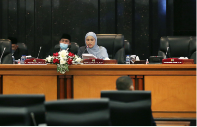 Badan Pembentukan Peraturan Daerah (Bapemperda) DPRD Provinsi DKI Jakarta akan segera melakukan pembahasan untuk menindaklanjuti usulan Rancangan Peraturan Daerah (Raperda) tentang Pelaksanaan Penghormatan, Perlindungan dan Pemenuhan Hak Penyandang Disabilitas. Wakil Gubernur DKI Jakarta Ahmad Riza Patria menyampaikan beberapa alasan perlunya dibuat payung hukum ini untuk mengganti Perda Nomor 10 tahun 2011 tentang Pelindungan Penyandang Disabilitas dalam rapat Paripurna Riza mengatakan, penyempurnaan dibutuhkan sebab Perda sebelumnya dinilai sudah tidak relevan karena secara filosofis belum sepenuhnya menggunakan pendekatan ‘social model’ dalam pengaturannya dan juga kebutuhan langsung penyandang disabilitas kian bertambah. “Pengaturan penghormatan, perlindungan, dan pemenuhan hak penyandang disabilitas ini akan merujuk pada Undang-Undang Nomor 8 Tahun 2016 tentang Penyandang Disabilitas yang akan mengatur 17 aspek kehidupan,” ujarnya, Senin (7/2). Aspek kebidupan yang dimaksud yakni Keadilan dan Perlindungan Hukum, Pendidikan, Pekerjaan, Kesehatan, Keolahragaan, Kebudayaan dan Pariwisata, Kesejahteraan Sosial, Infrastruktur, Pelayanan Publik, Transportasi, Pelindungan dari Bencana, Habilitasi dan Rehabilitasi, konsesi, Pendataan, Komunikasi dan Informasi, Pelindungan Perempuan dan Anak, serta Pelindungan dari Tindakan Deskriminasi, Penelantaran, Penyiksaan dan Eksploitasi. “Pengaturan 17 aspek itu menimbulkan kewajiban yang harus dilaksanakan Pemprov dan melalui Raperda ini masyarakat penyandang disabilitas dapat mengetahui apa saja hak mereka,” ucapnya. Selanjutnya Raperda ini juga akan mengatur pemberian penghargaan kepada penyandang disabilitas diantaranya lencana atau medali kepedulian, tropi miniatur kemanusiaan serta insentif. “Pemberian penghargaan ini sebagai upaya meningkatkan partisipasi masyarakat dalam mewujudkan penghormatan dan pelindungan hak penyandang disabilitas,” ungkapnya. Pimpinan Rapat Paripurna, Wakil Ketua DPRD DKI Jakarta Zita memastikan pihaknya akan segera memberi pandangan umum terkait usulan Raperda tersebut. “Terima kasih atas penjelasannya, selanjutnya seluruh Fraksi akan mendalami dan mencermati penjelasan ini untuk kemudian dirangkum menjadi pandangan umum yang insyaallah akan disampaikan dalam Paripurna besok, Selasa 8 Februari 2022 pukul 10.00 WIB,” tandasnya.